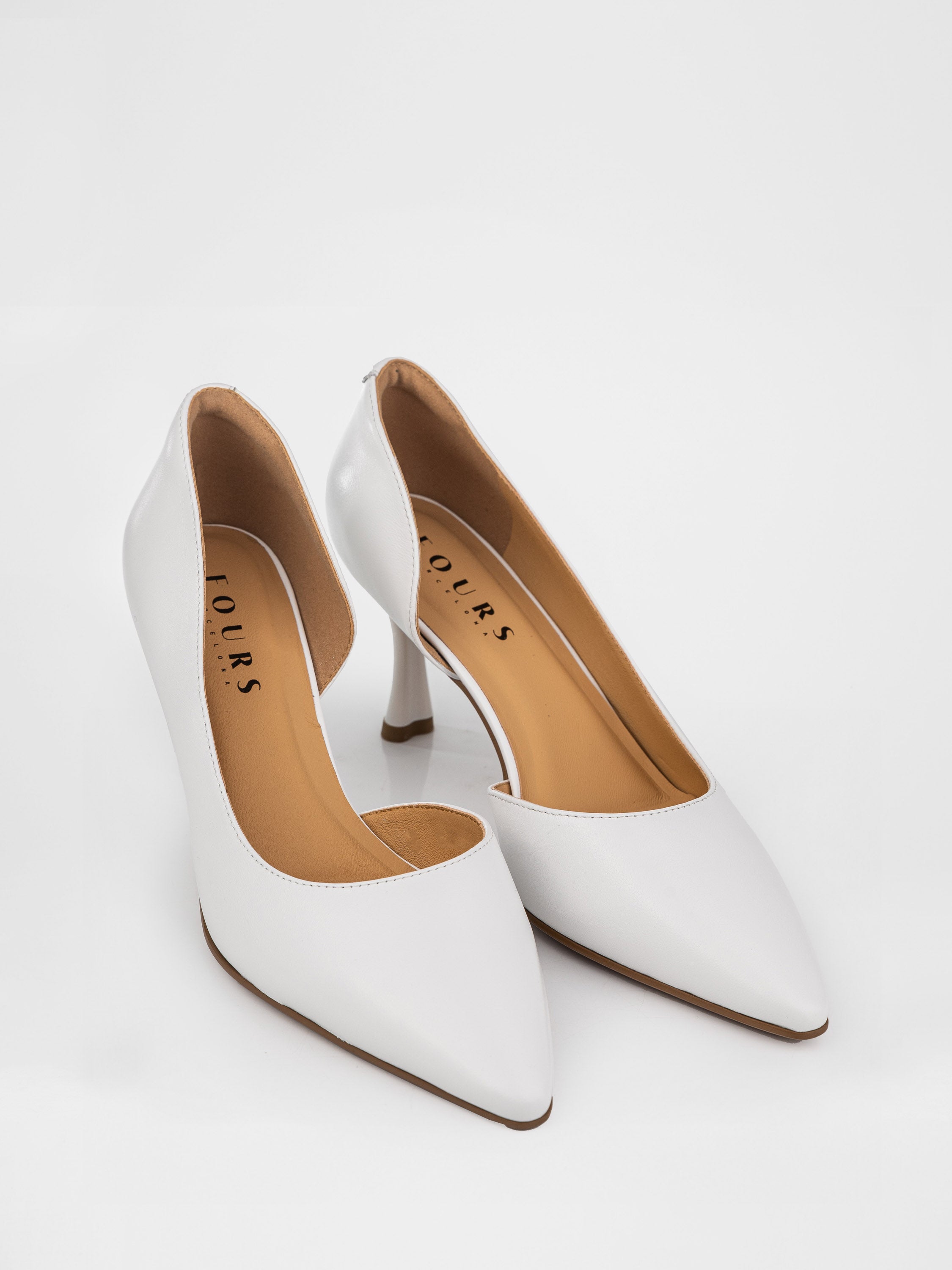 Шкіряні туфлі човники у білому кольорі