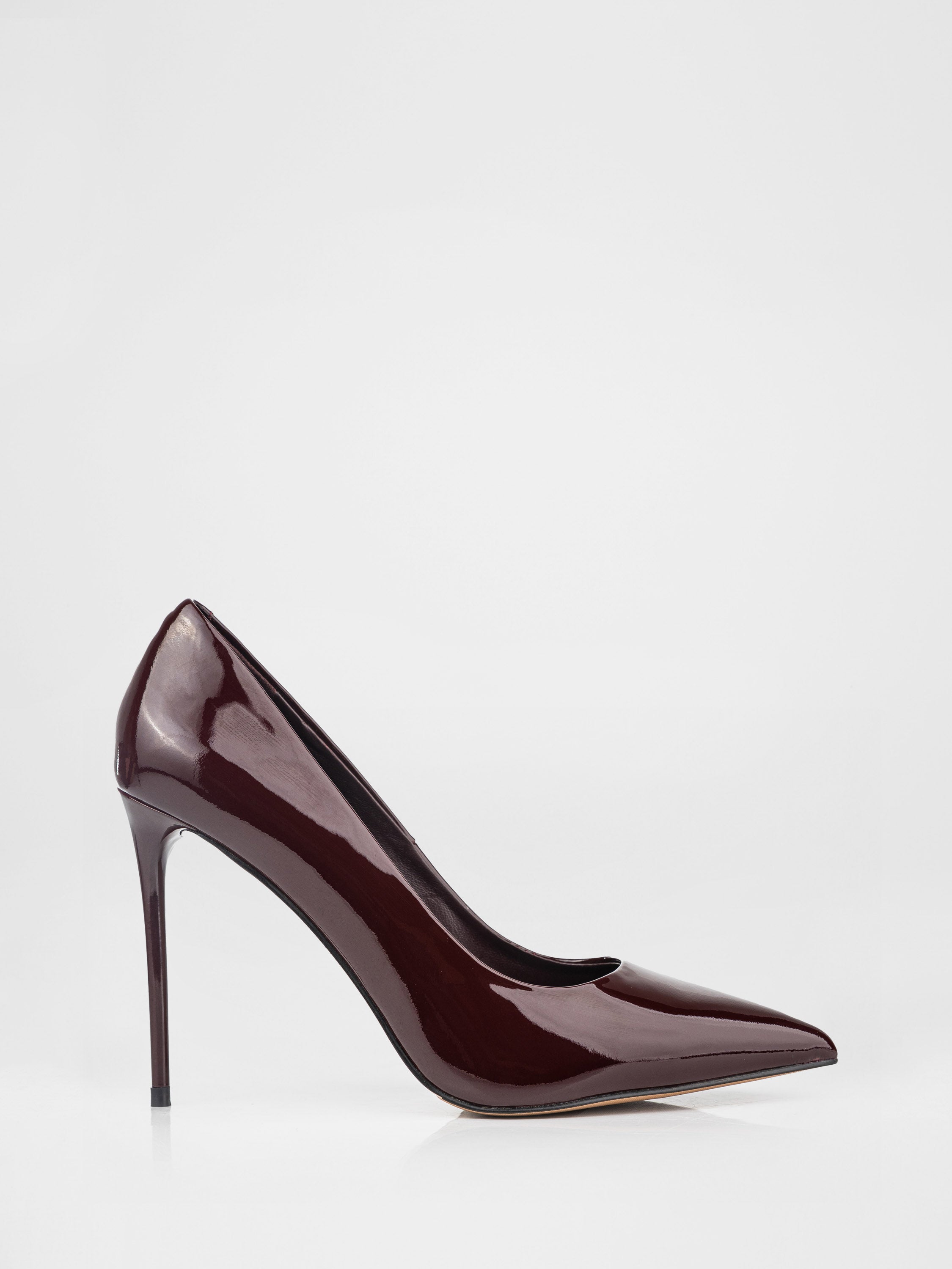 Лаковані туфлі на підорах у бордовому кольорі