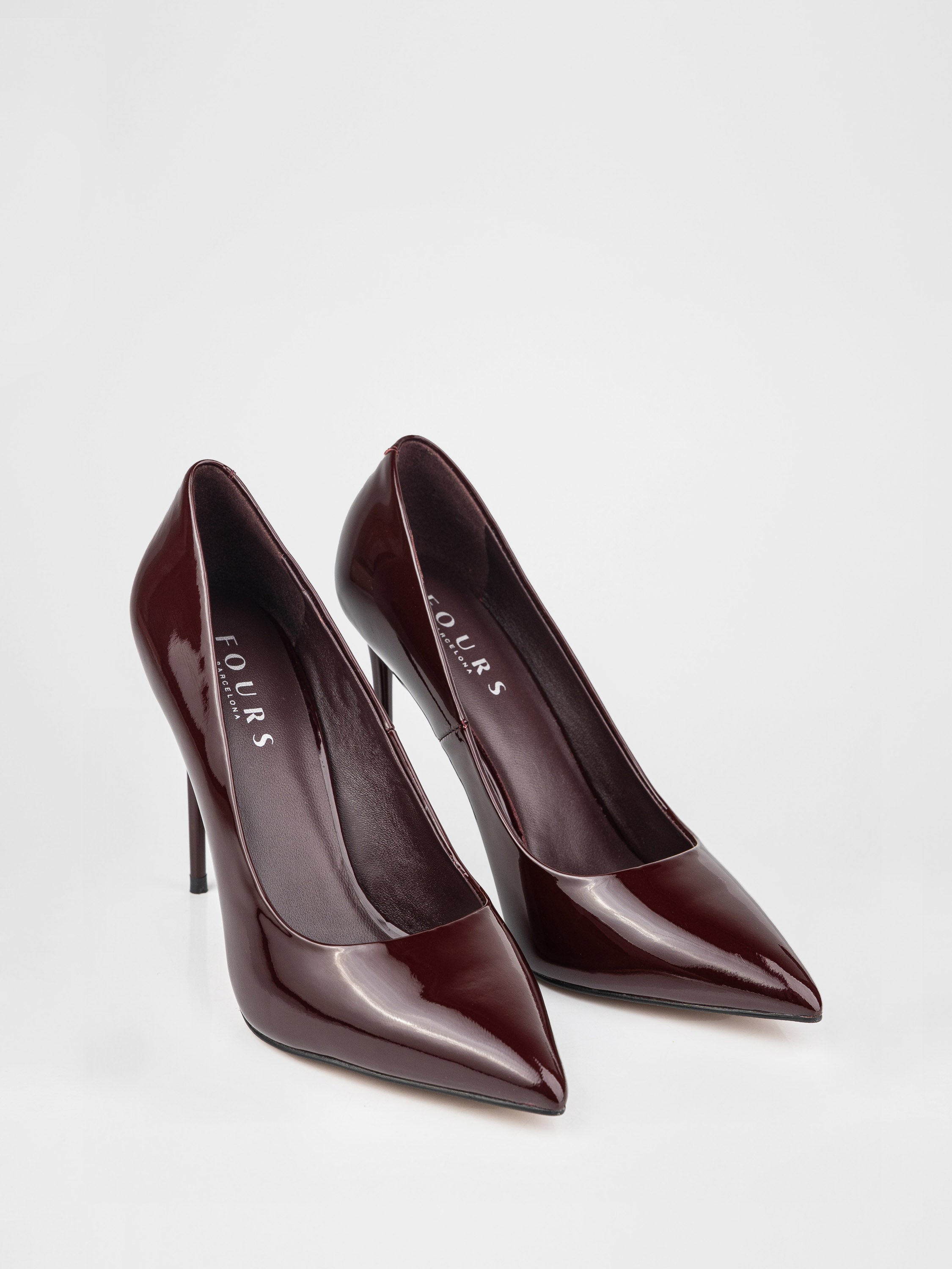 Лаковані туфлі на підорах у бордовому кольорі