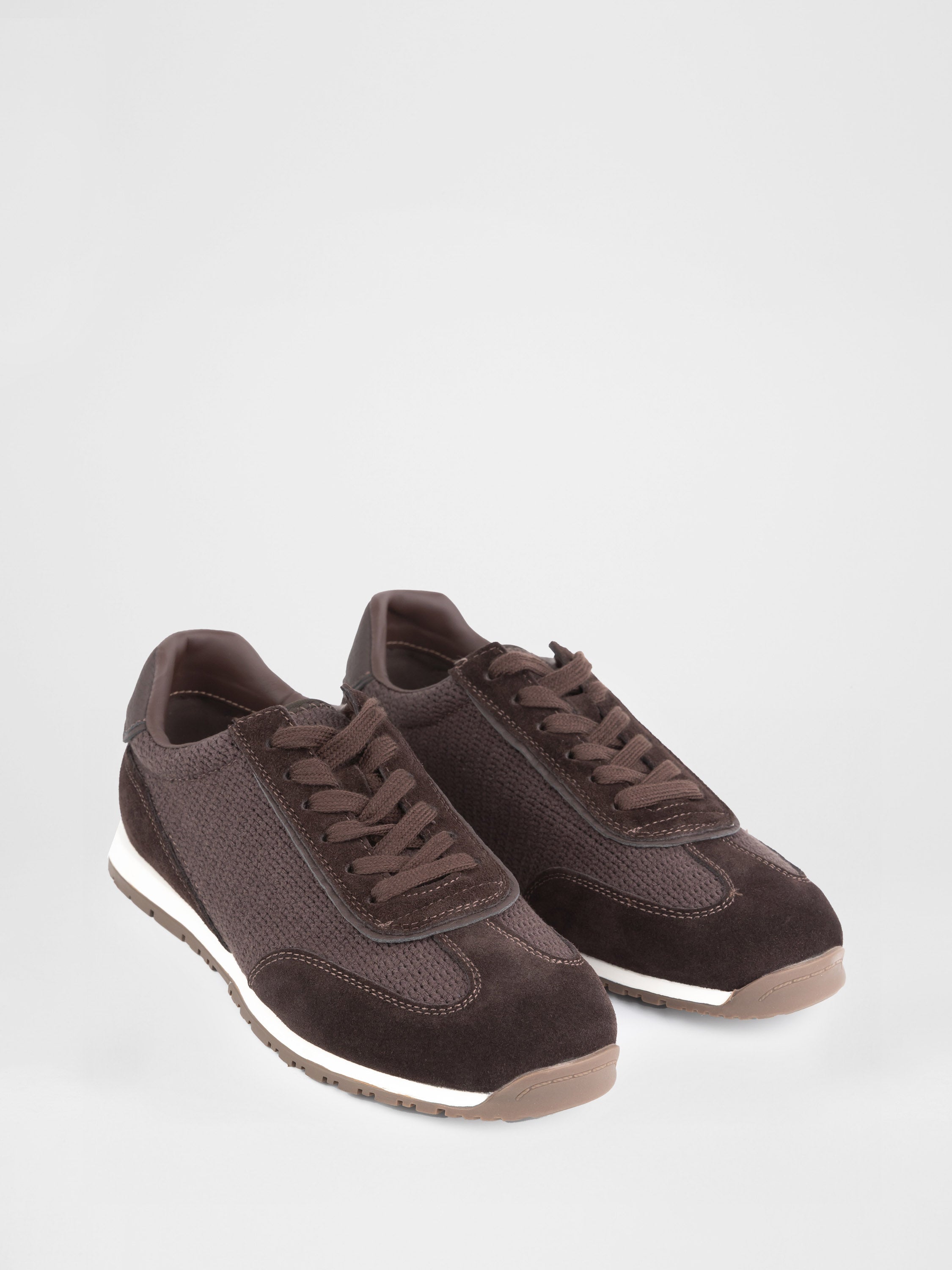 Легкі кросівки у коричневому відтінку