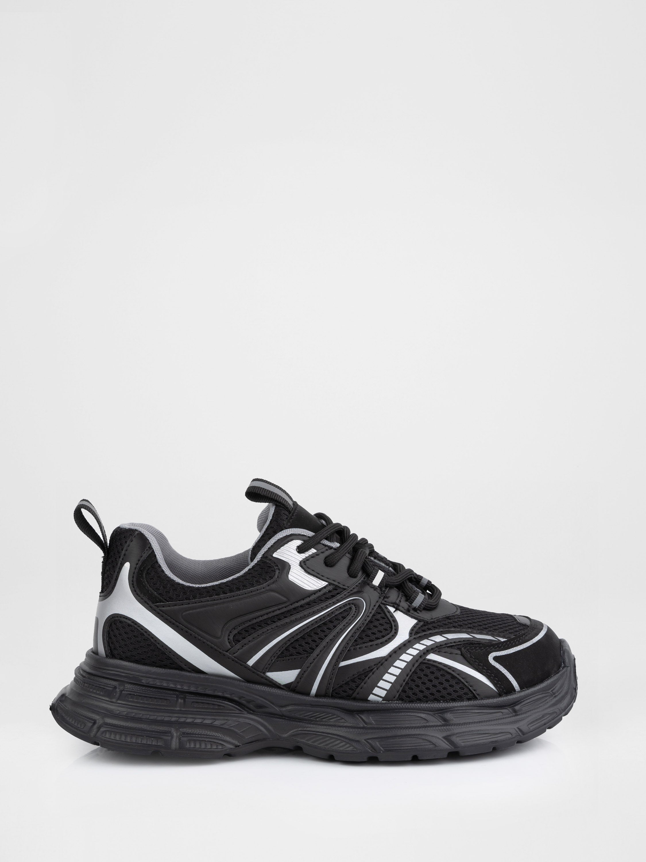 Спортивні кросівки у чорному кольорі