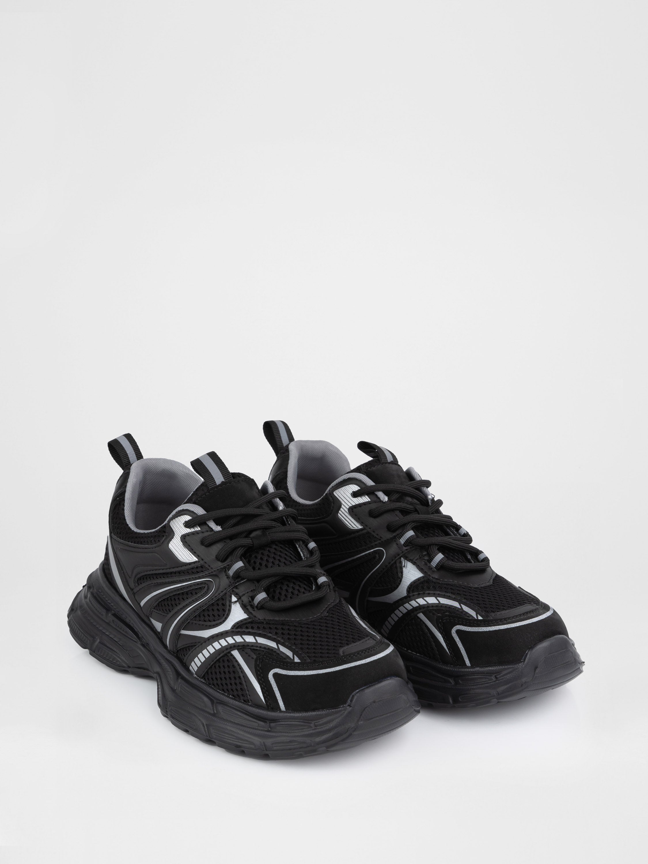 Спортивні кросівки у чорному кольорі