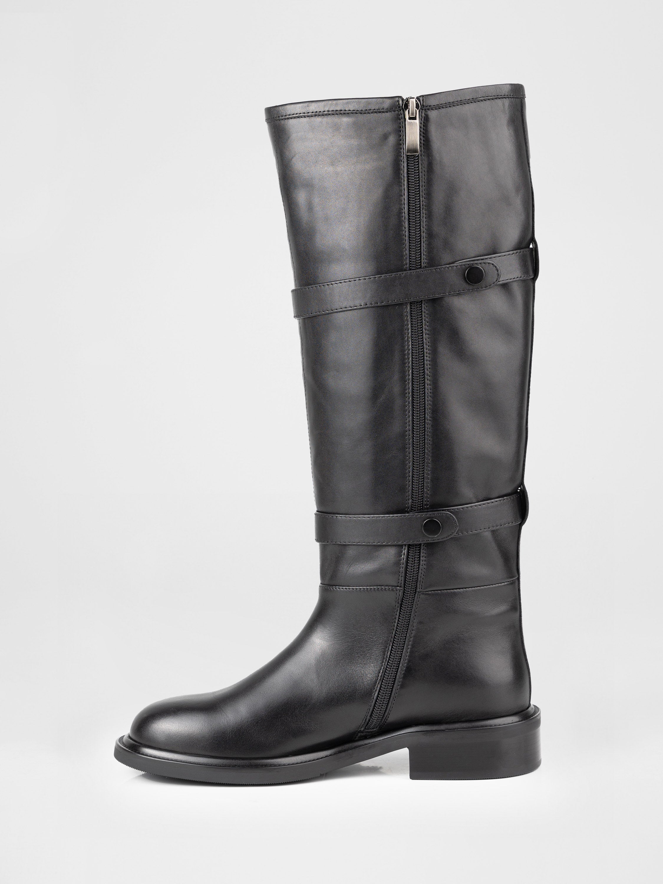 Шкіряні чоботи у чорному кольорі