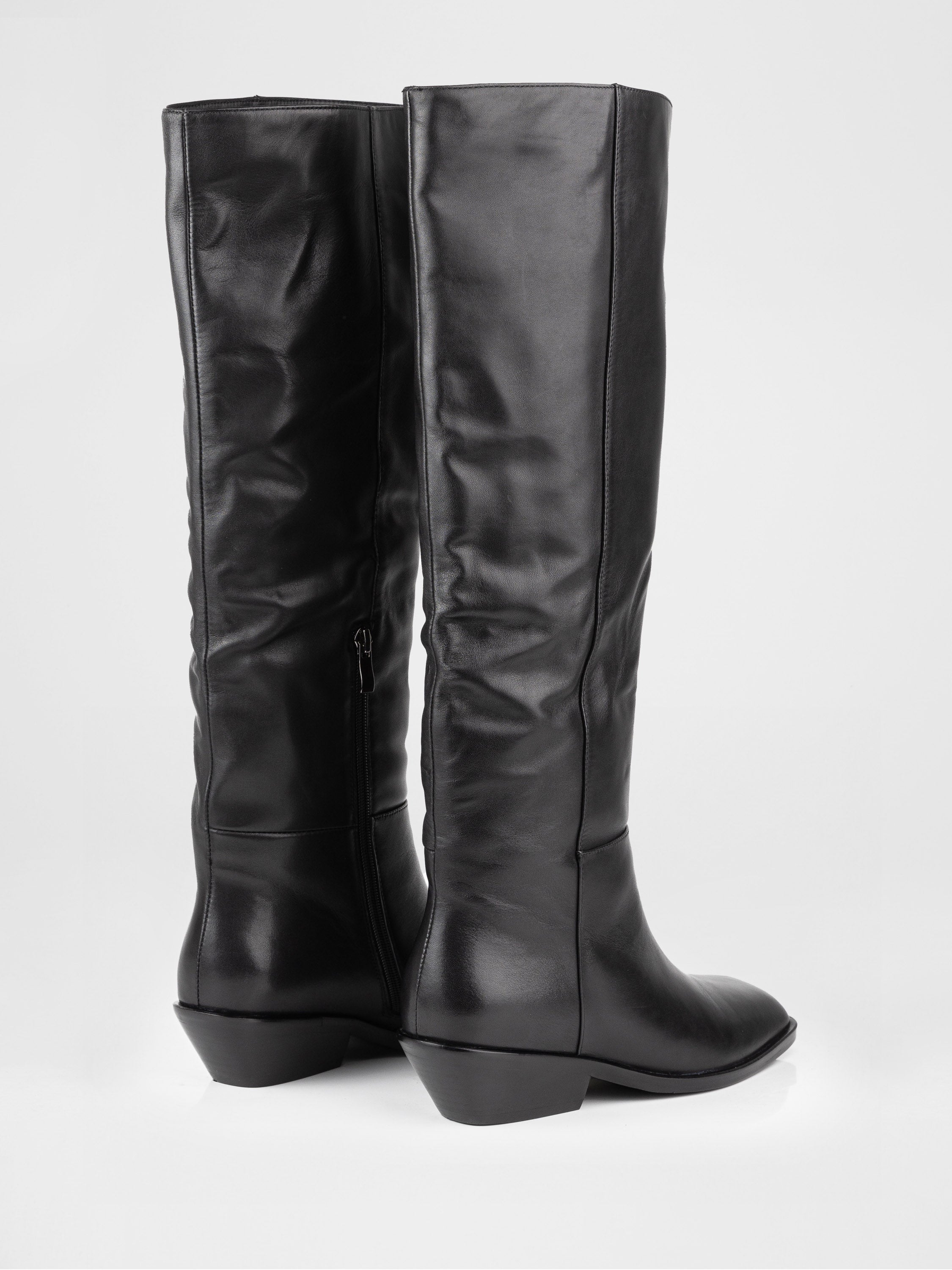 Шкіряні чоботи у чорному кольорі