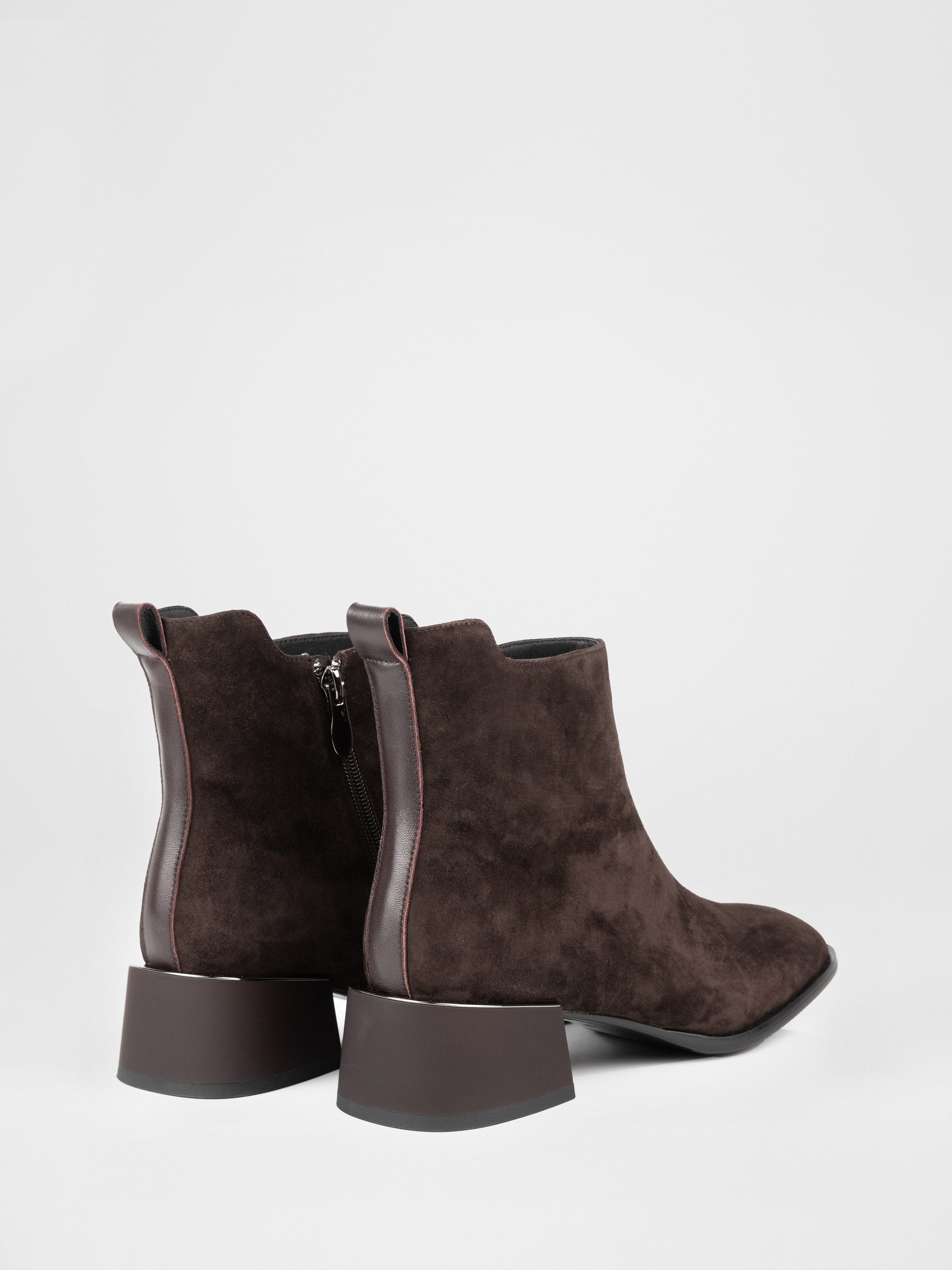 Замшеві черевики у коричневому кольорі