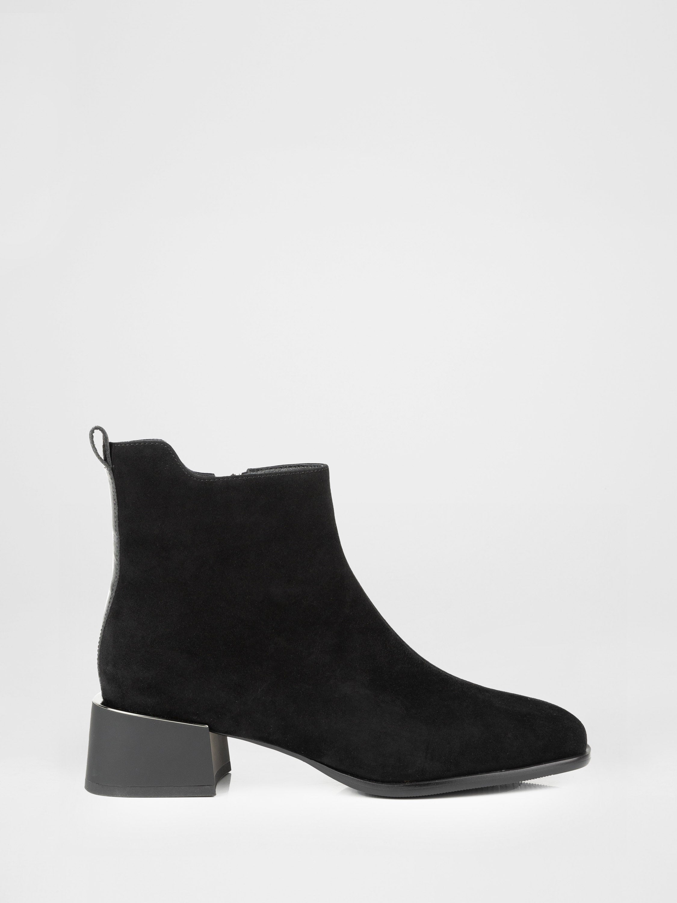 Замшеві черевики у чорному кольорі