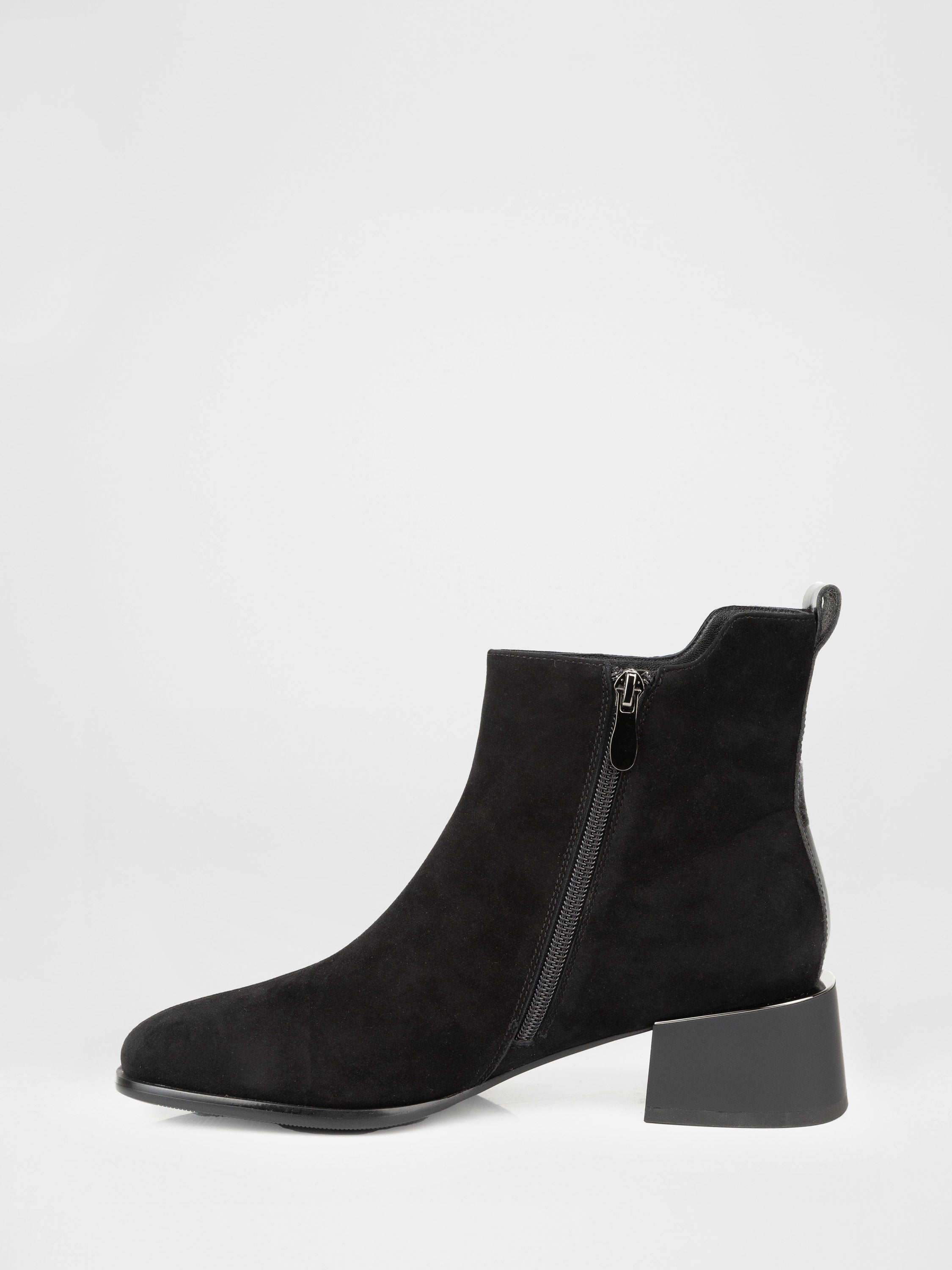 Замшеві черевики у чорному кольорі