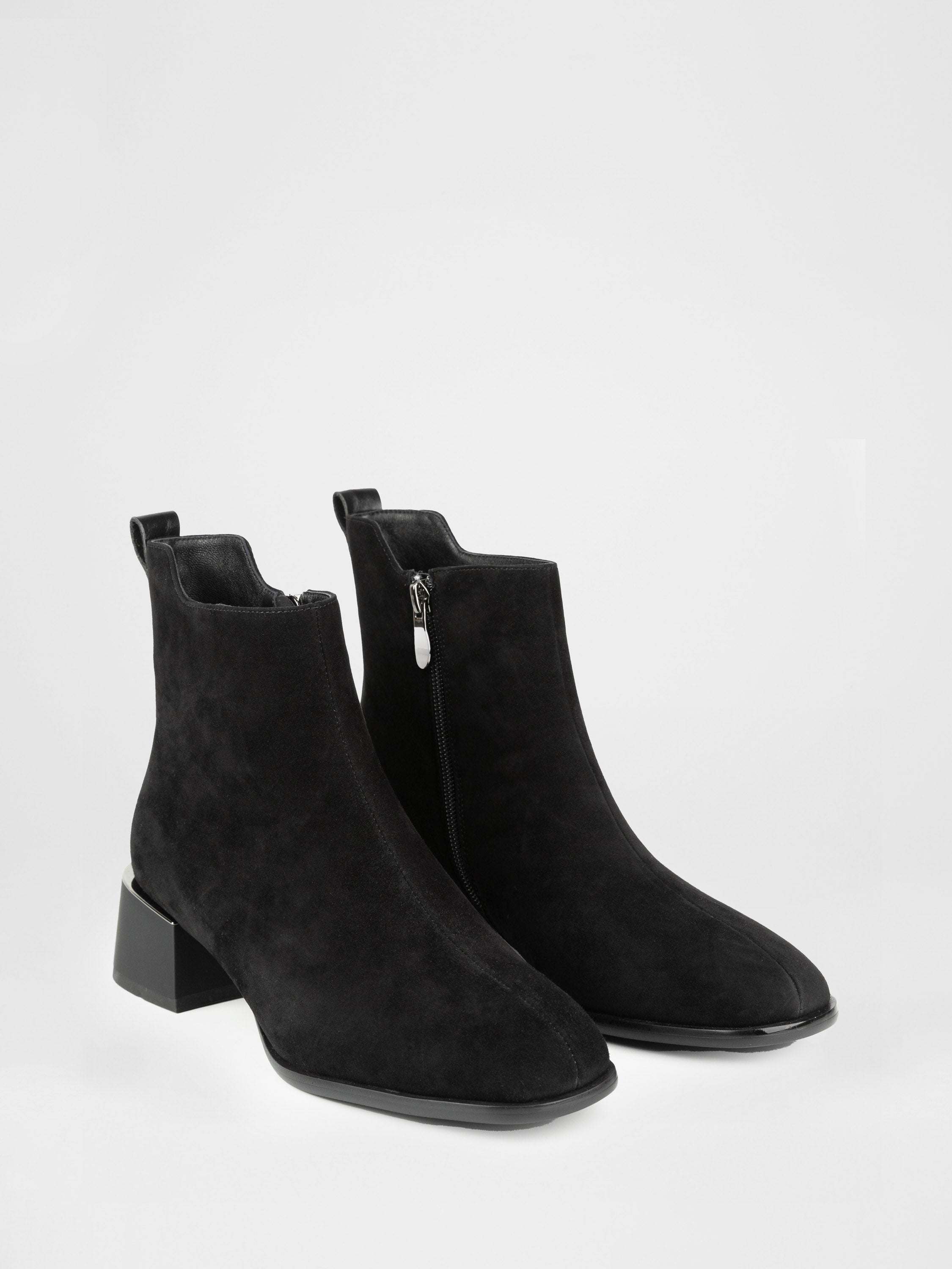 Замшеві черевики у чорному кольорі