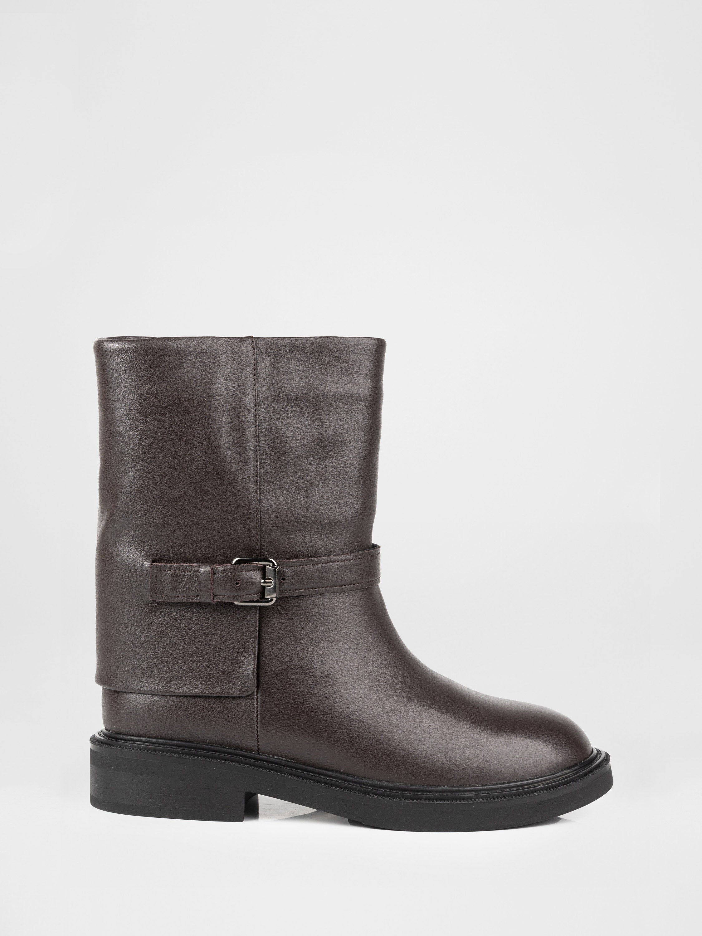 Шкіряні чоботи у коричневому кольорі