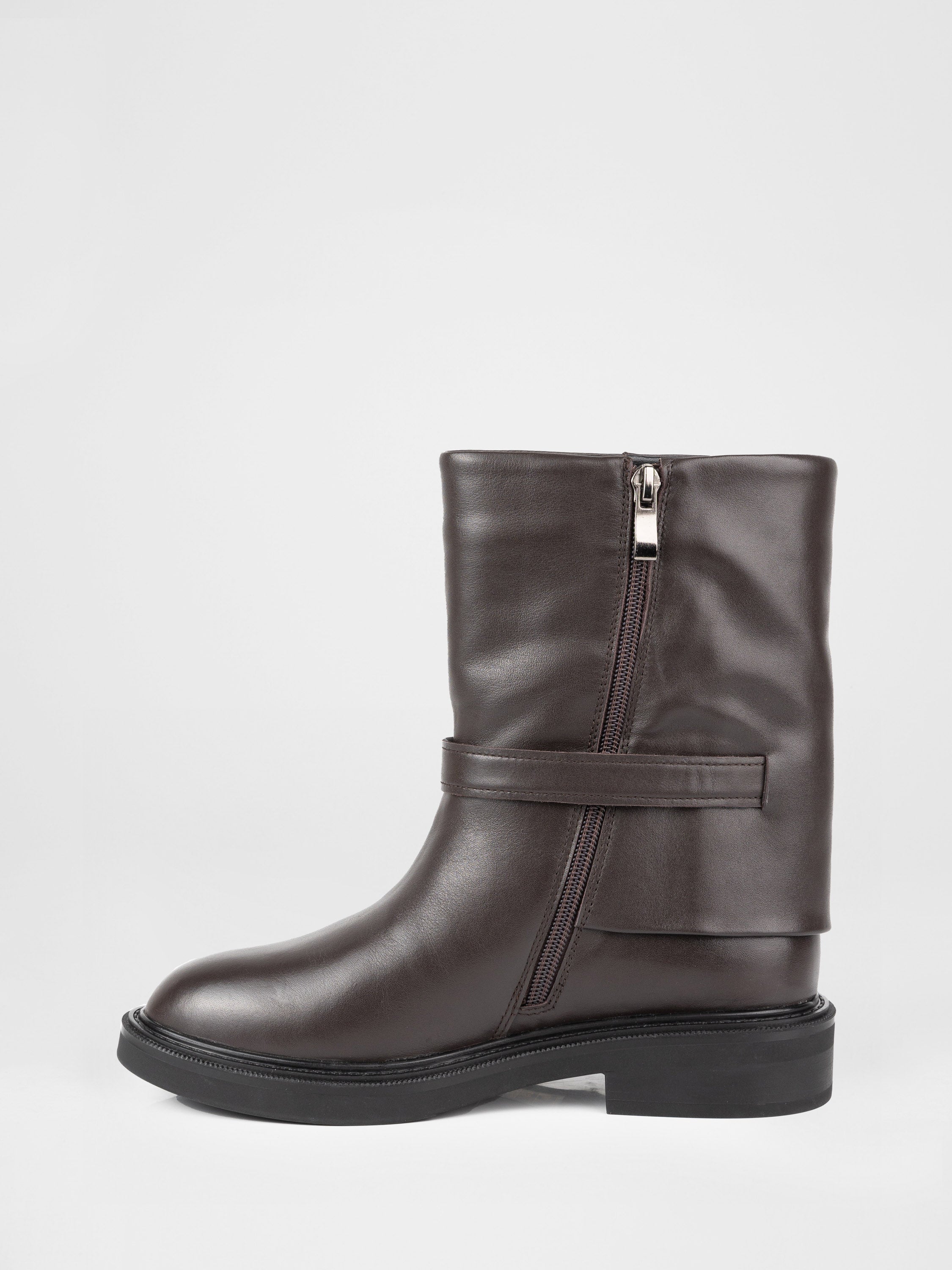 Шкіряні чоботи у коричневому кольорі