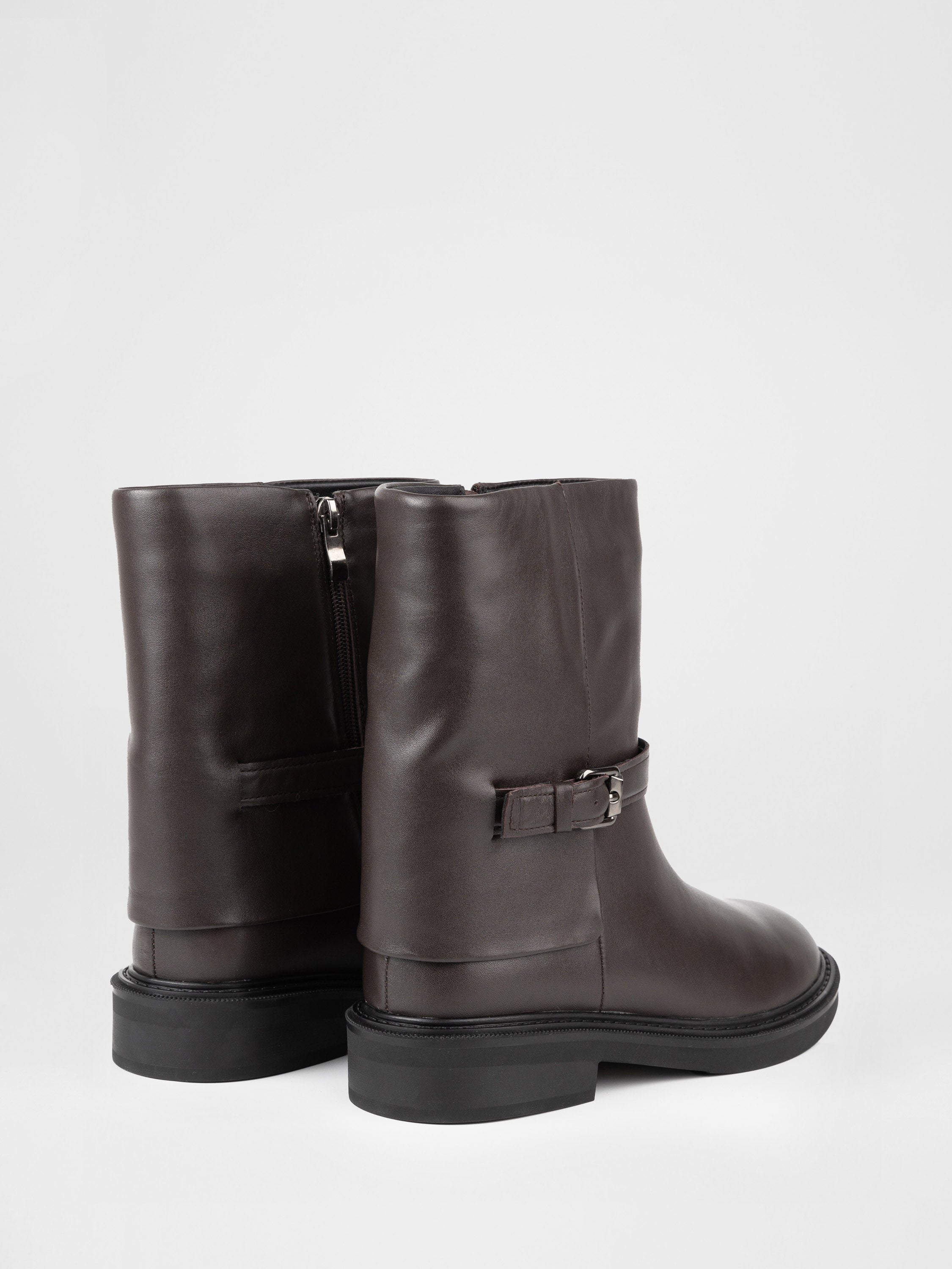 Шкіряні чоботи у коричневому кольорі