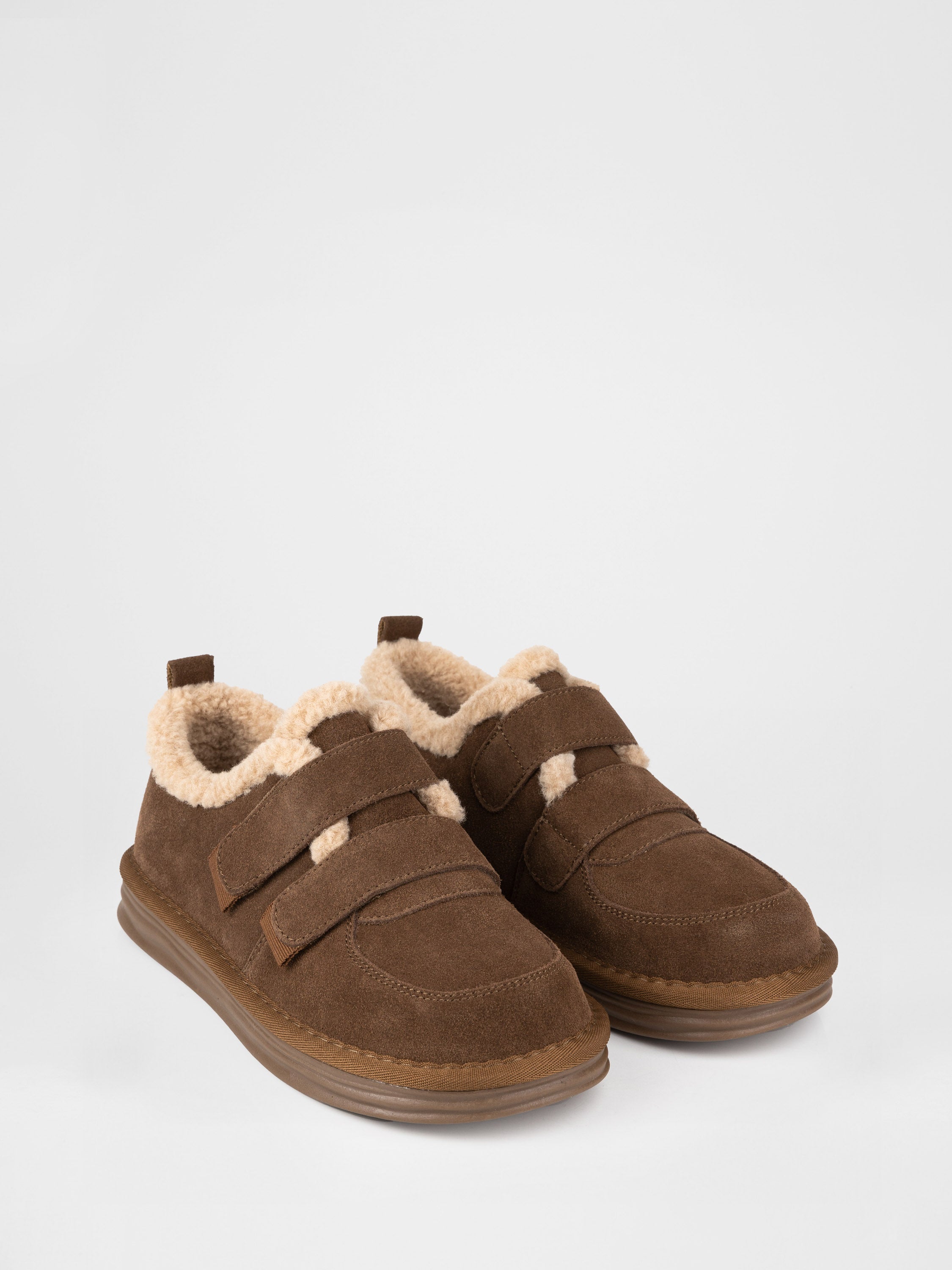 Хутряні лофери на липучках у коричневому кольорі