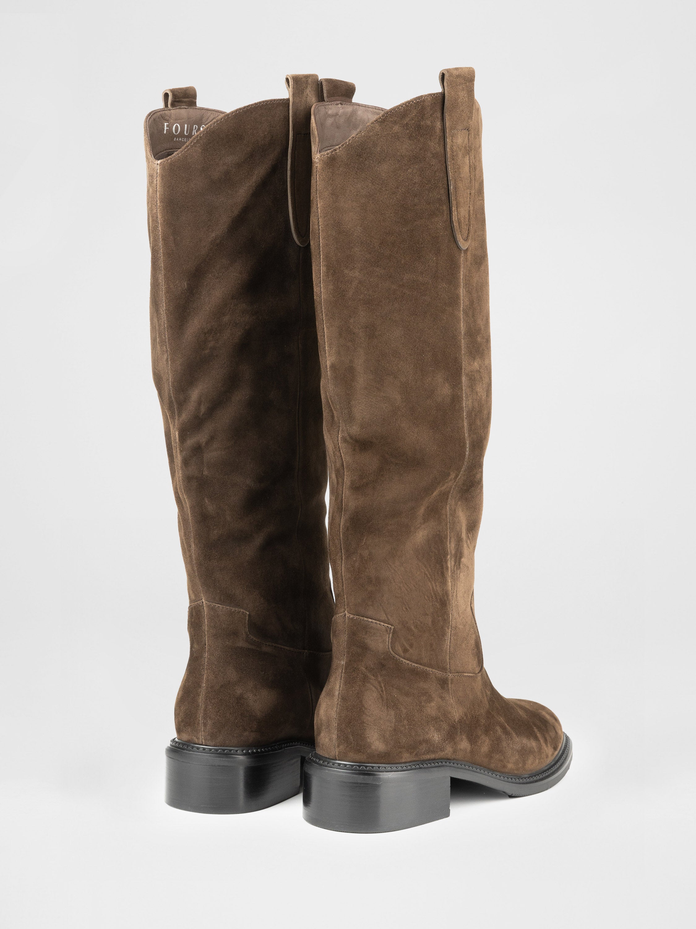 Замшеві чоботи у коричневому кольорі