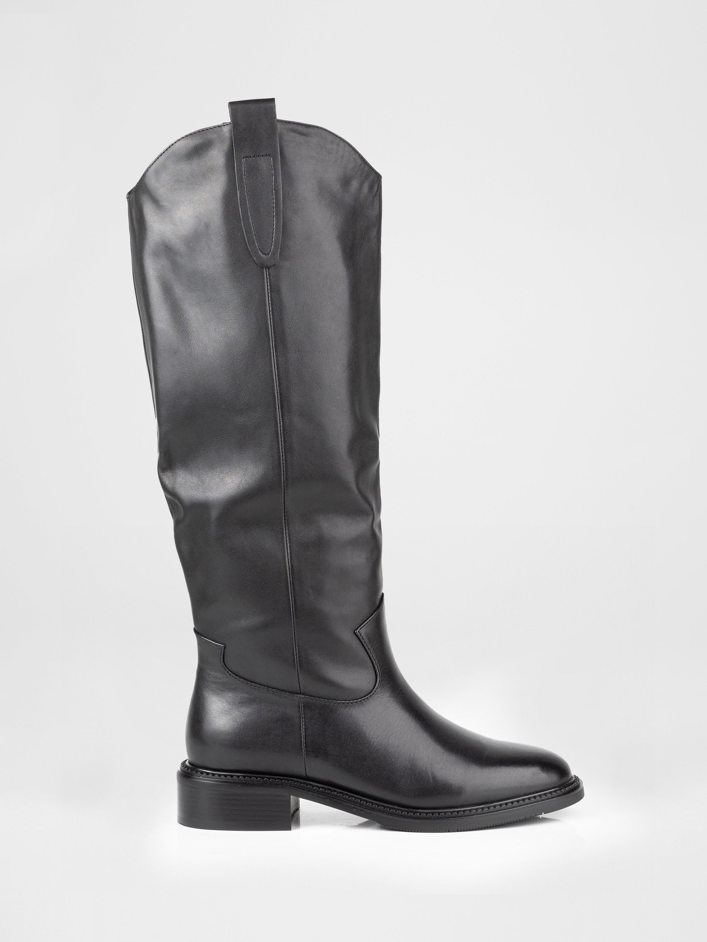 Шкіряні чоботи у чорному кольорі