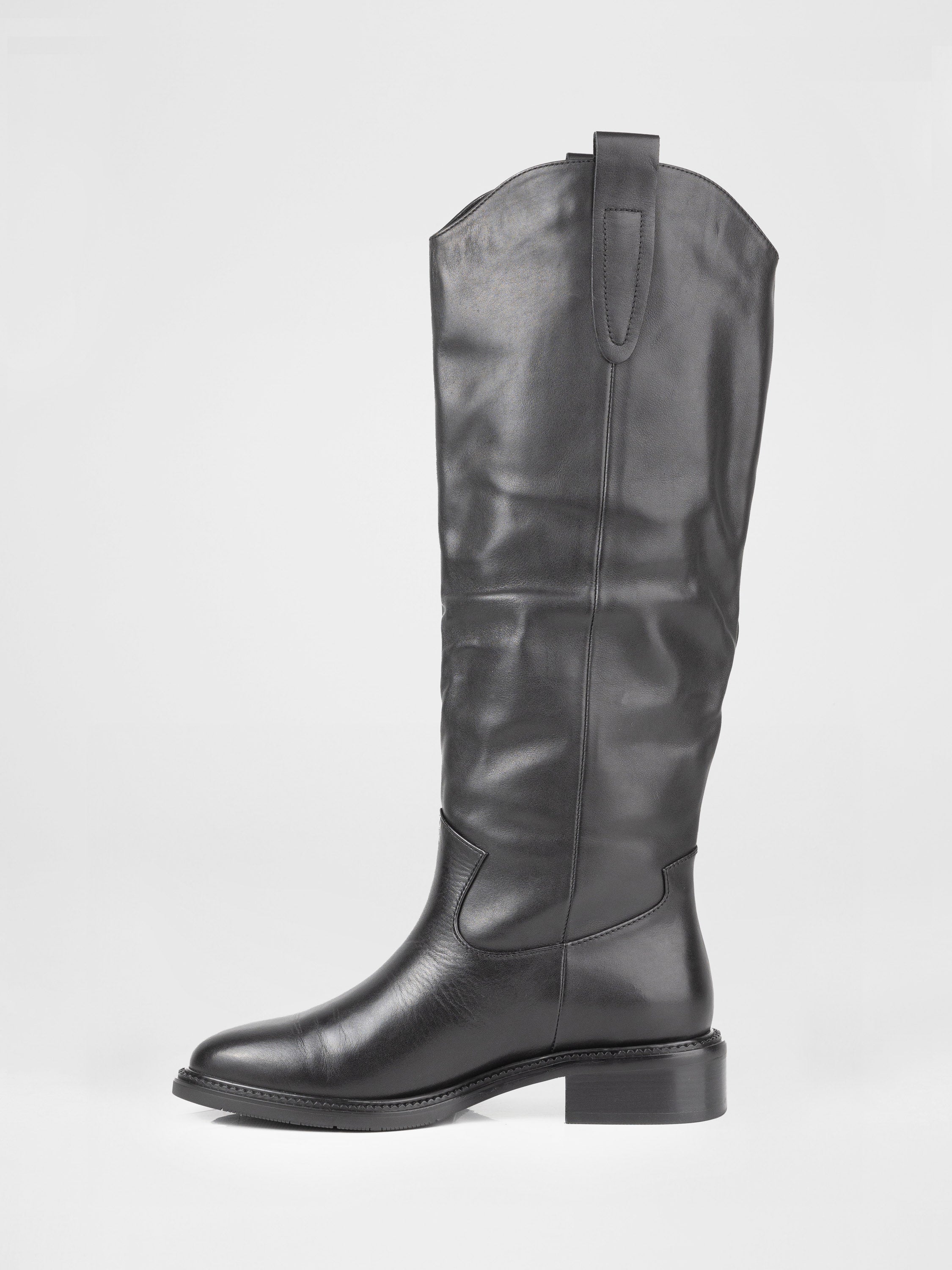 Шкіряні чоботи у чорному кольорі