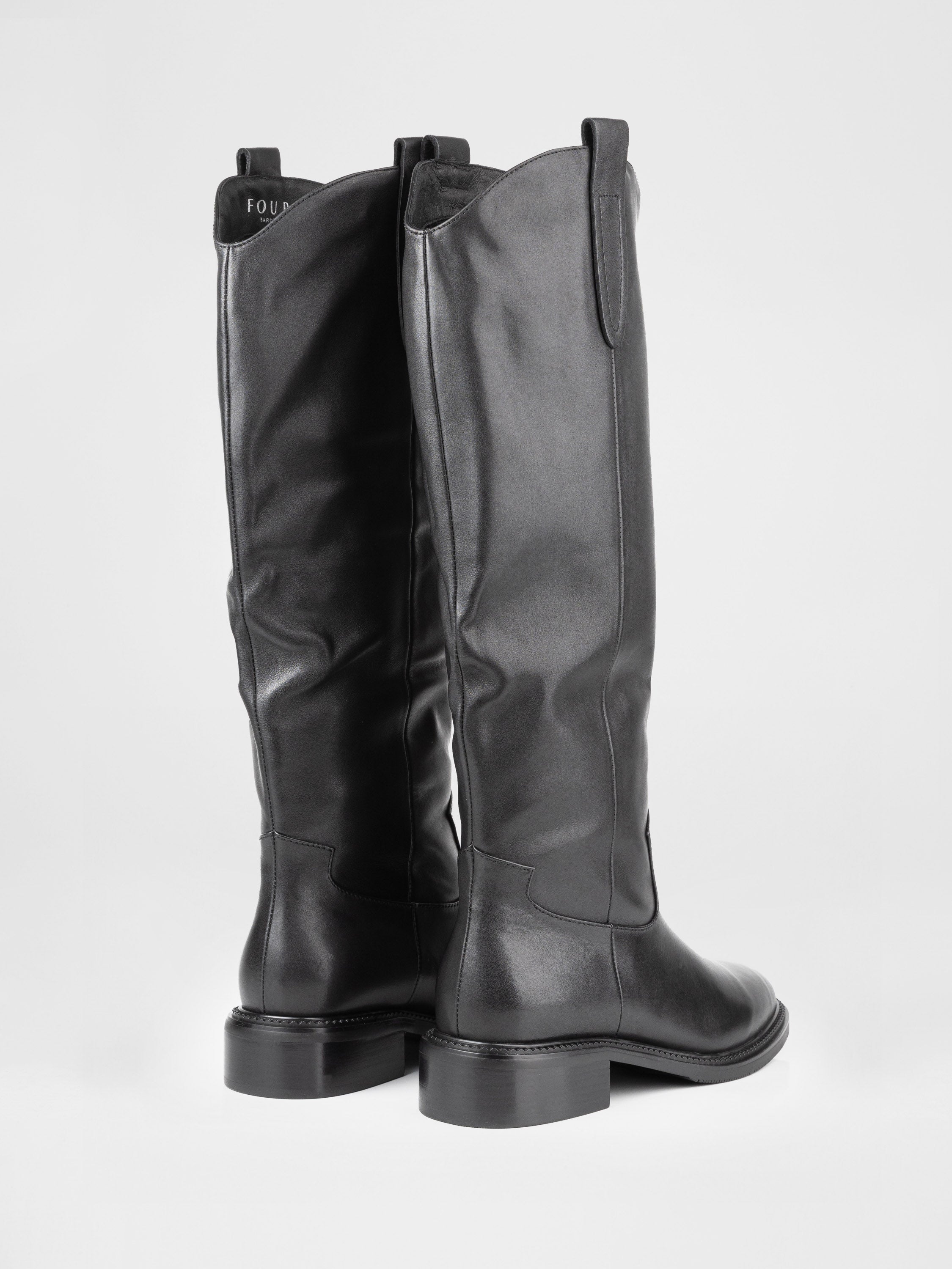 Шкіряні чоботи у чорному кольорі