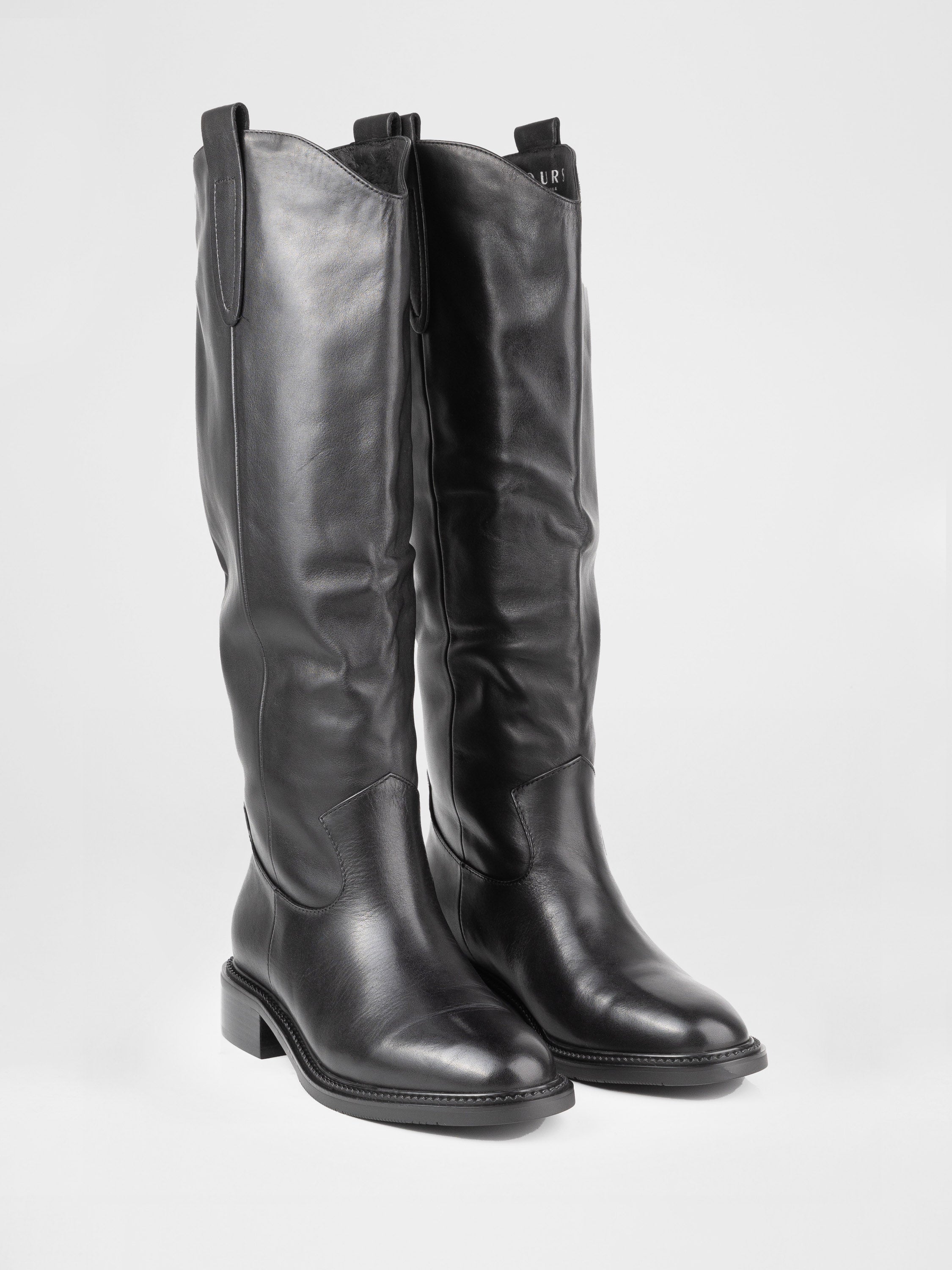 Шкіряні чоботи у чорному кольорі