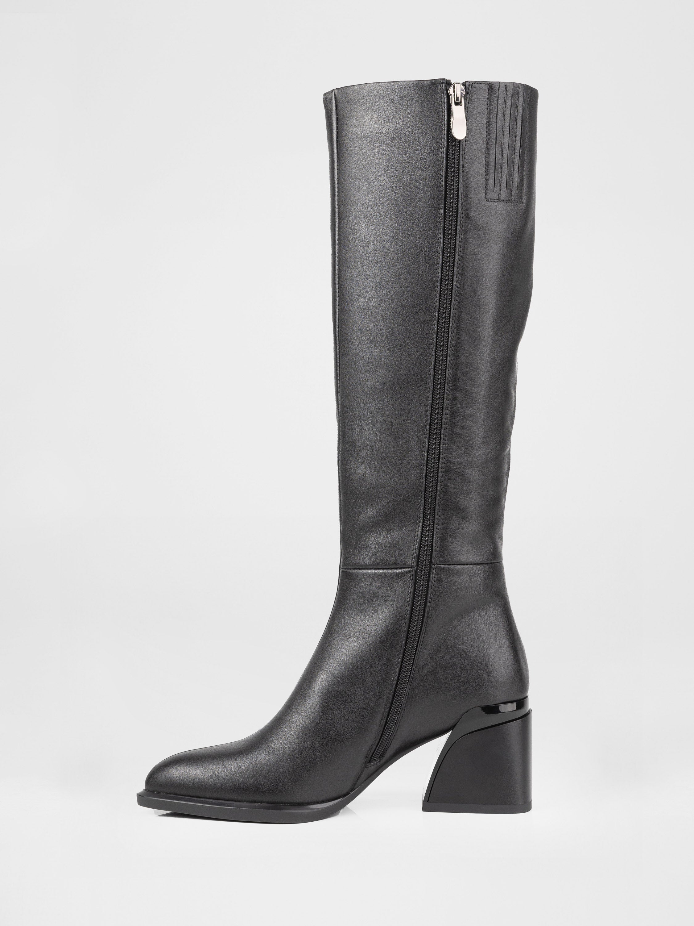 Шкіряні чоботи на стійких підборах у чорному кольорі