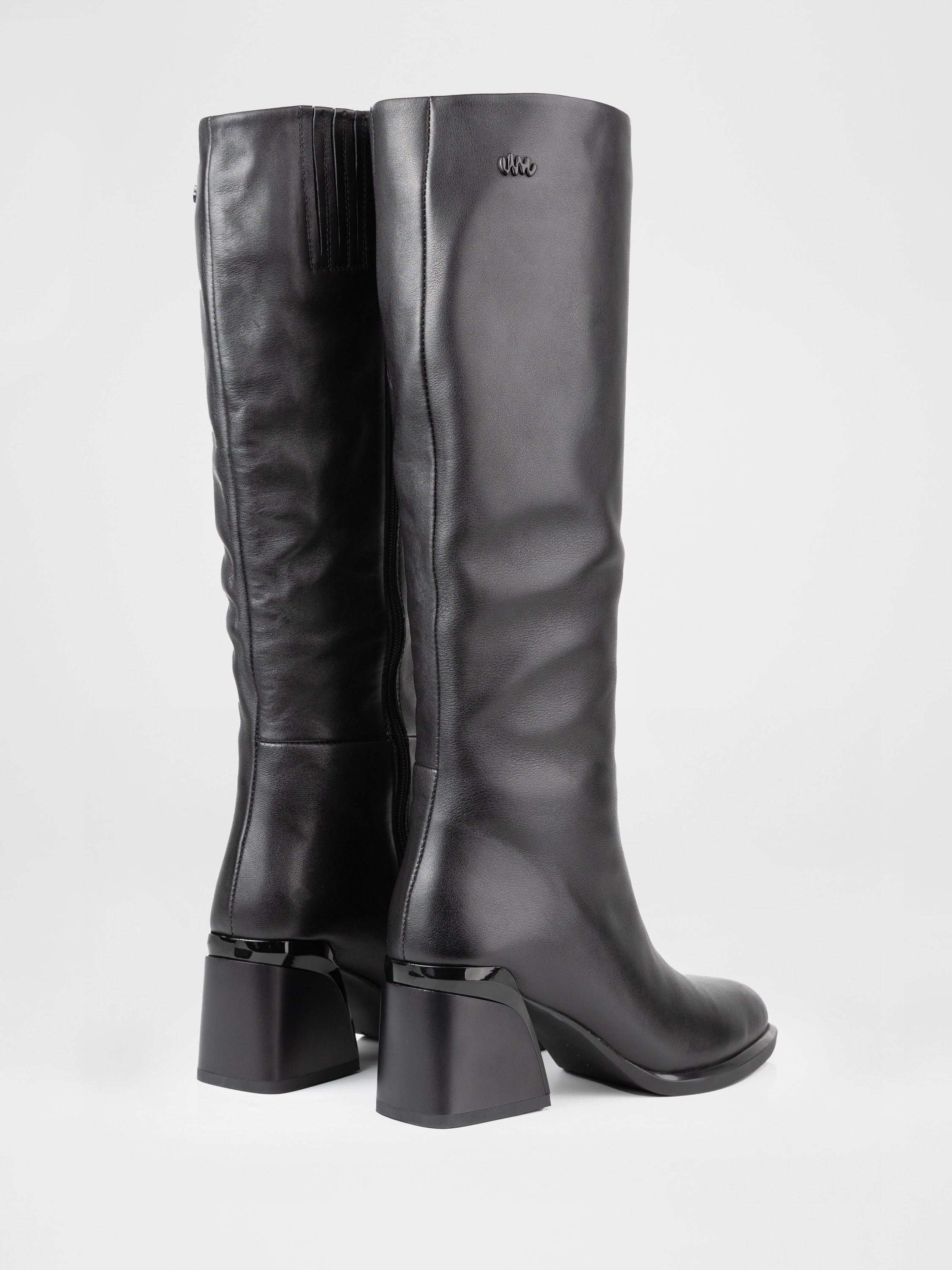 Шкіряні чоботи на стійких підборах у чорному кольорі