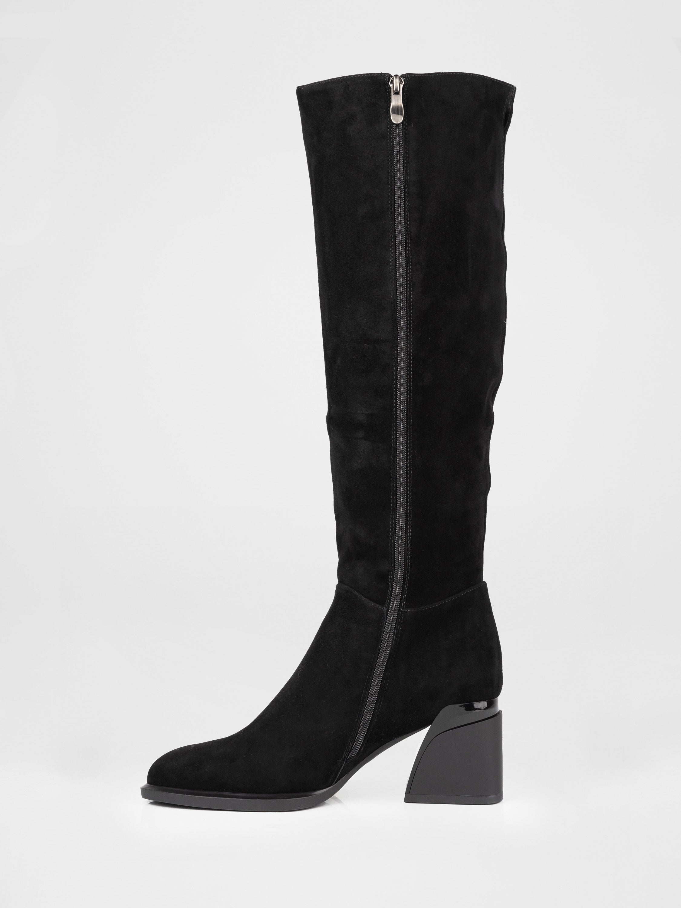 Чоботи на стійких підборах у чорному кольорі