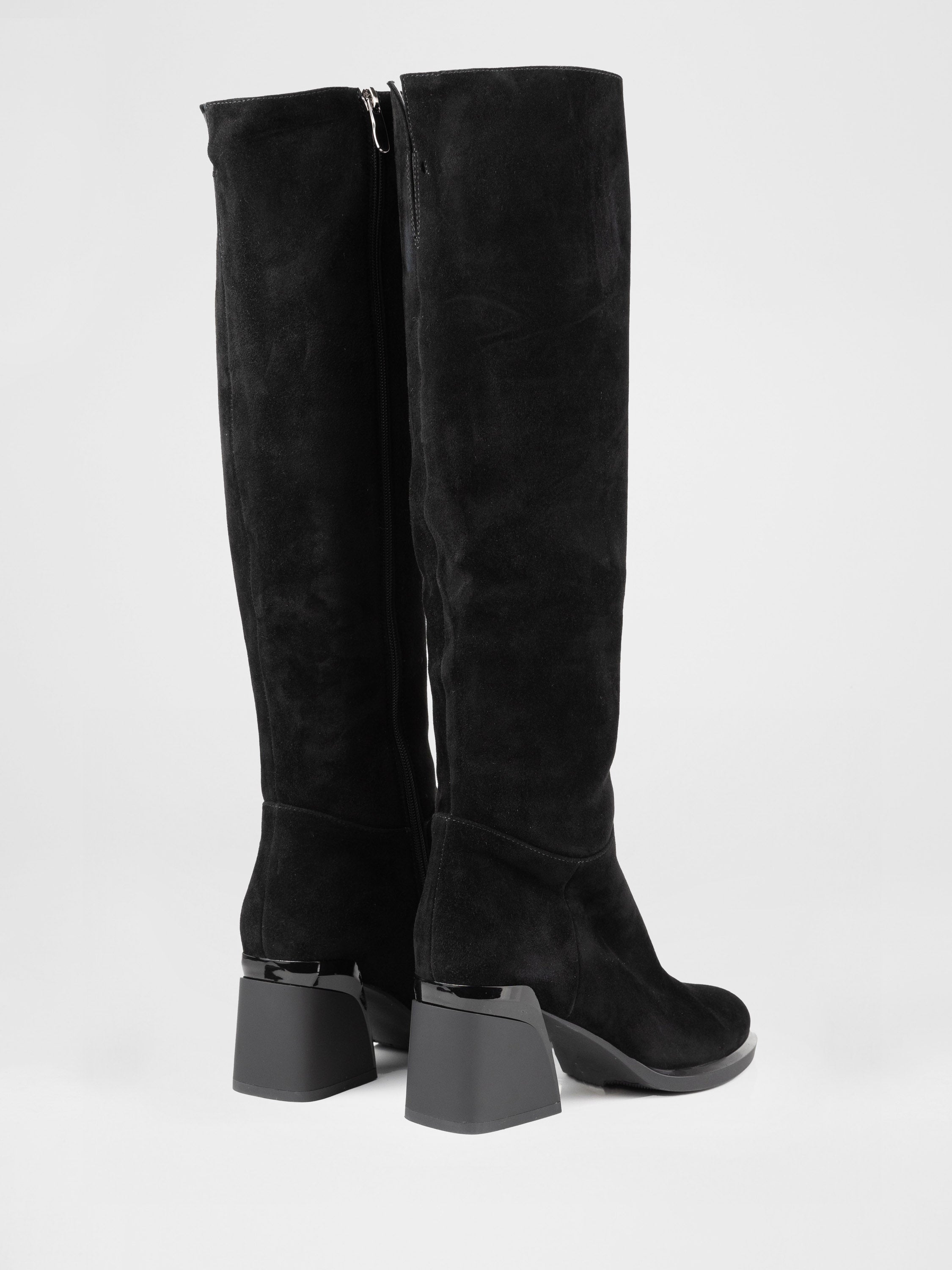 Чоботи на стійких підборах у чорному кольорі