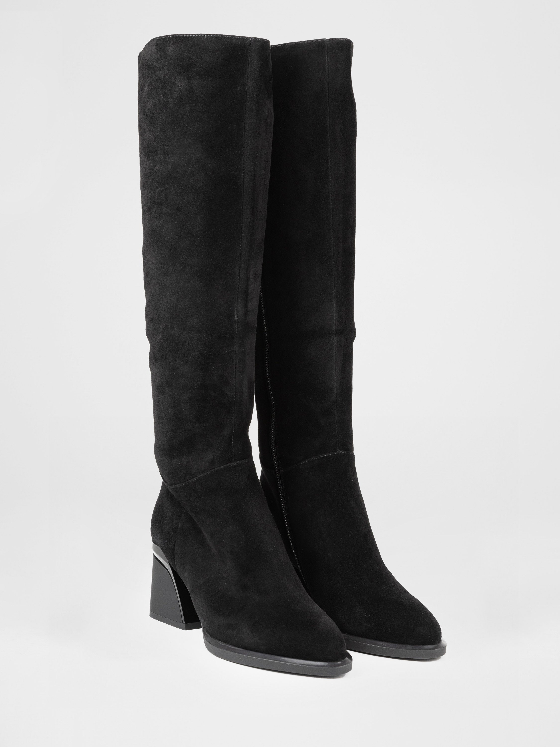 Чоботи на стійких підборах у чорному кольорі