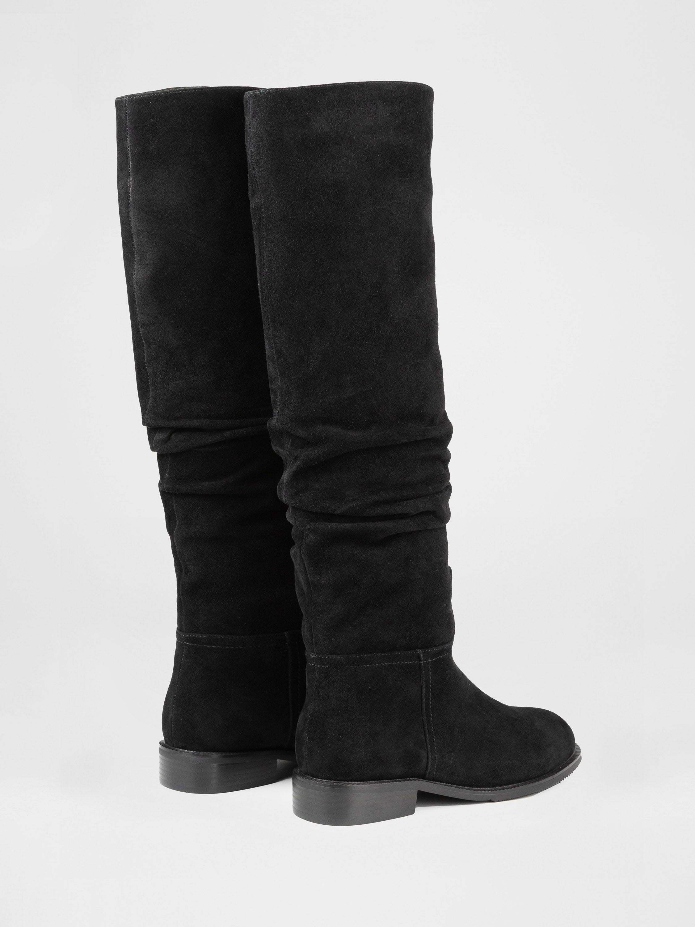 Високі чоботи у чорному  кольорі
