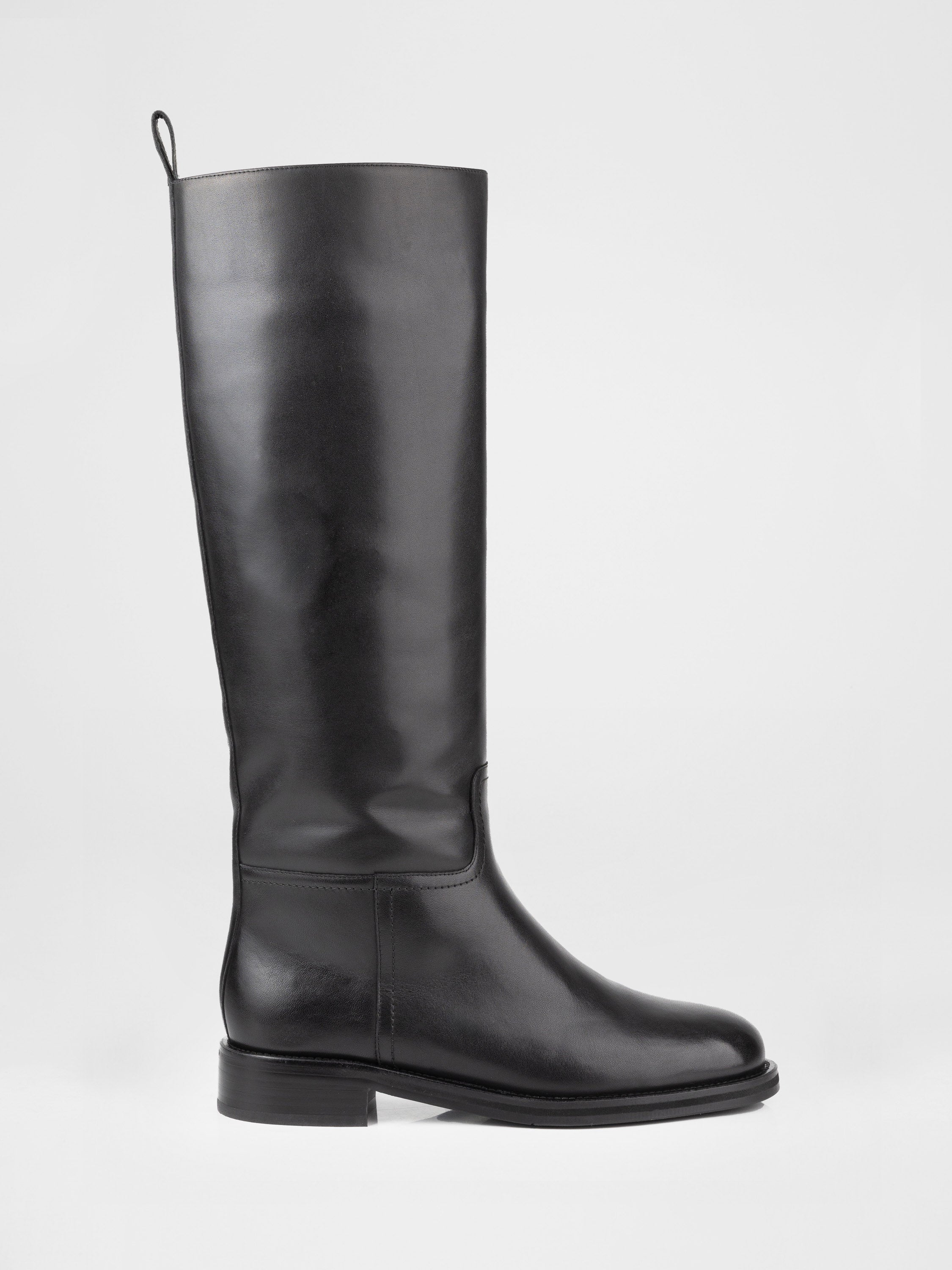 Високі чоботи у чорному кольорі