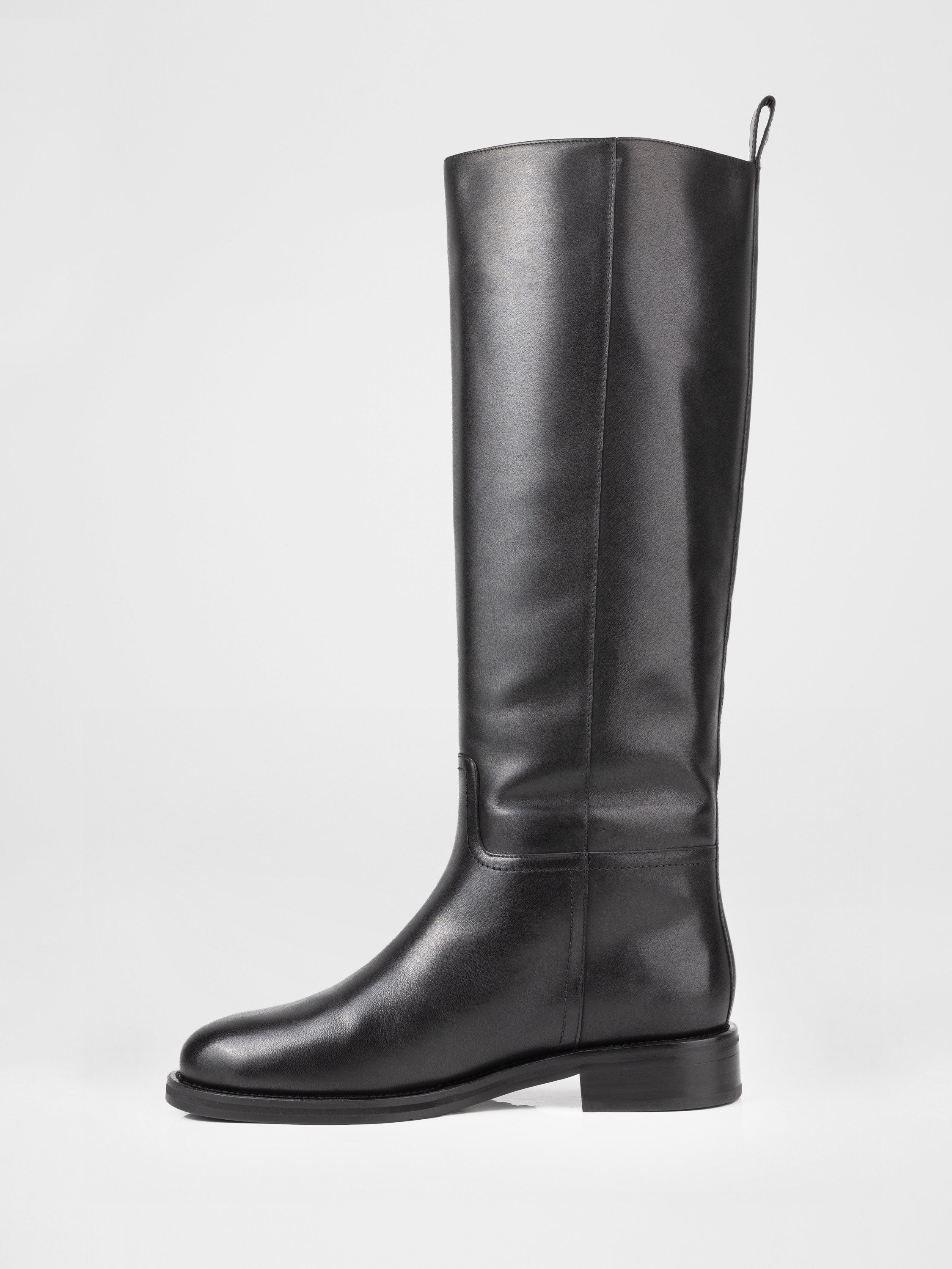 Високі чоботи у чорному кольорі