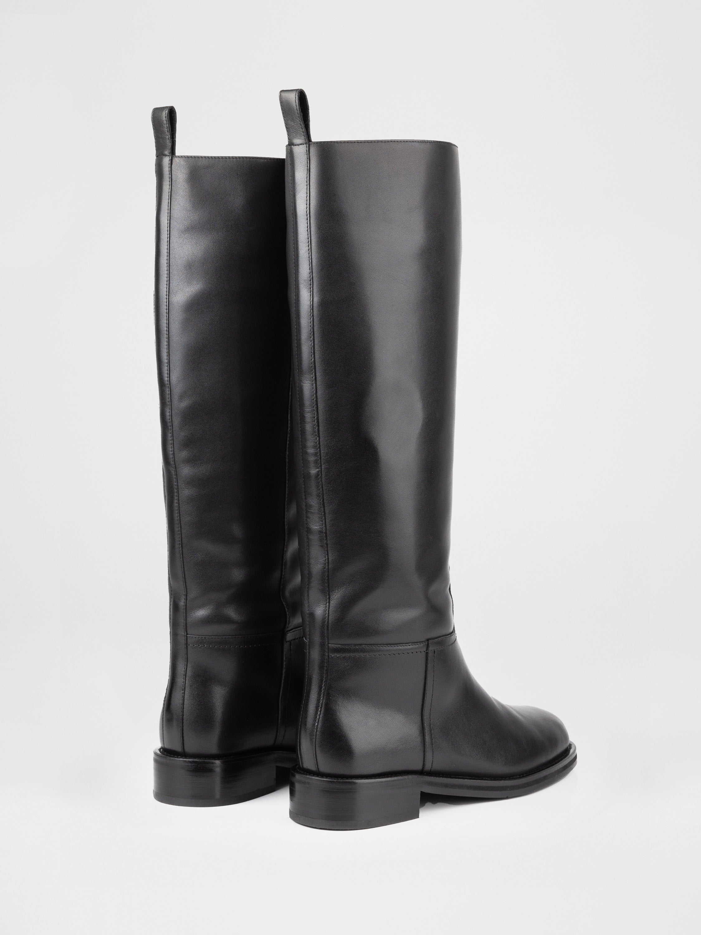Високі чоботи у чорному кольорі