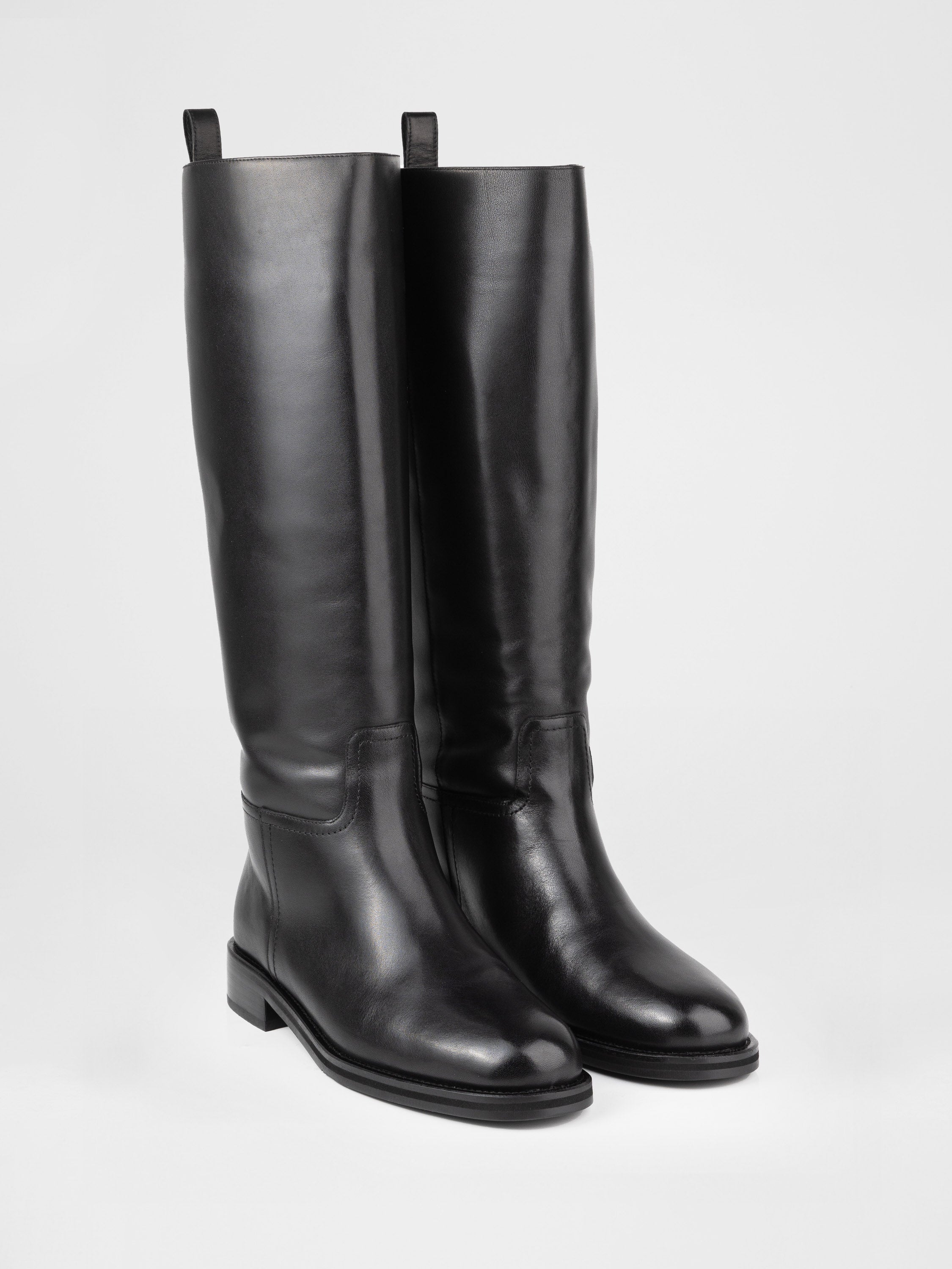 Високі чоботи у чорному кольорі