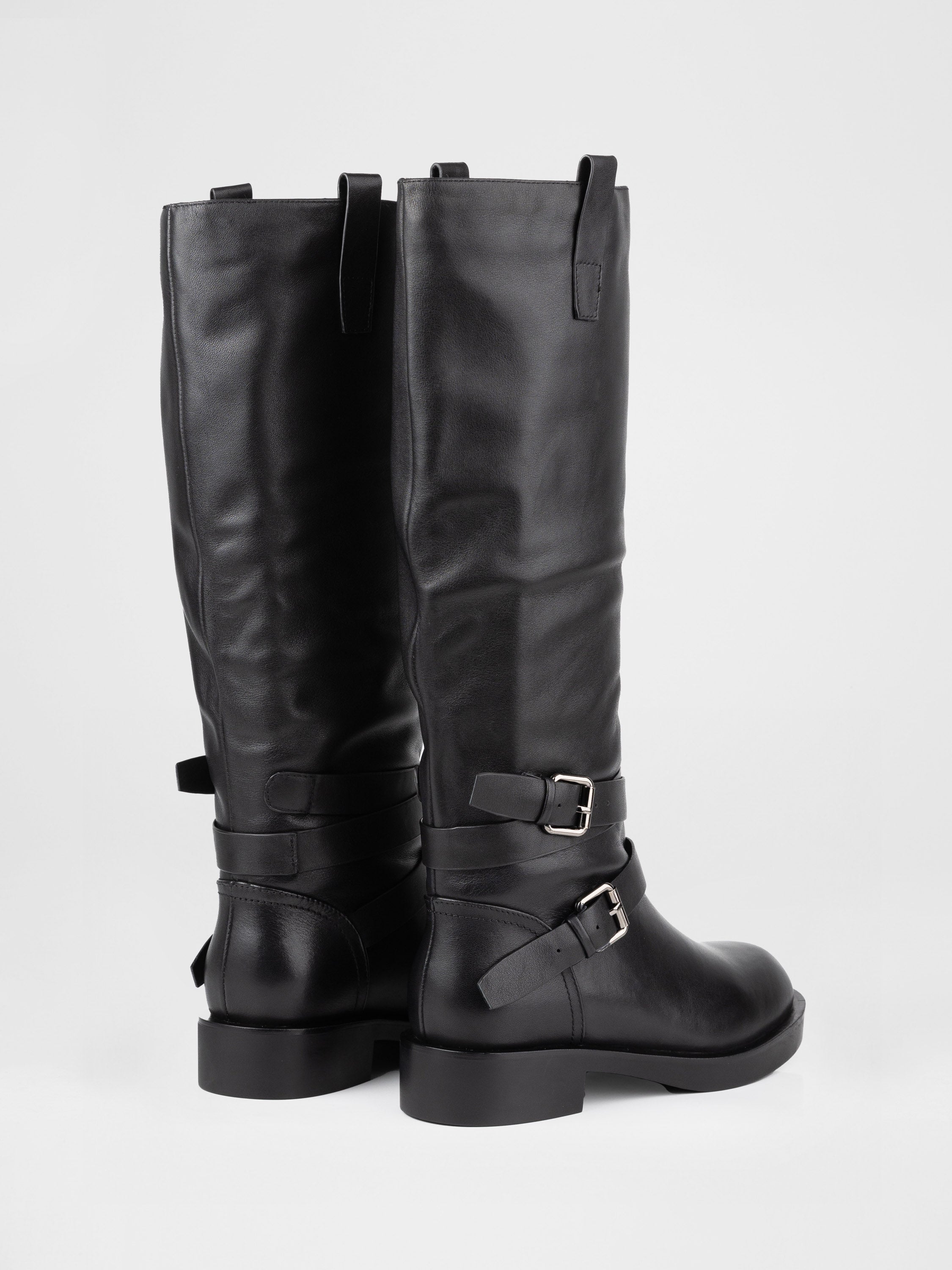 Шкіряні чоботи декоровані пряжками