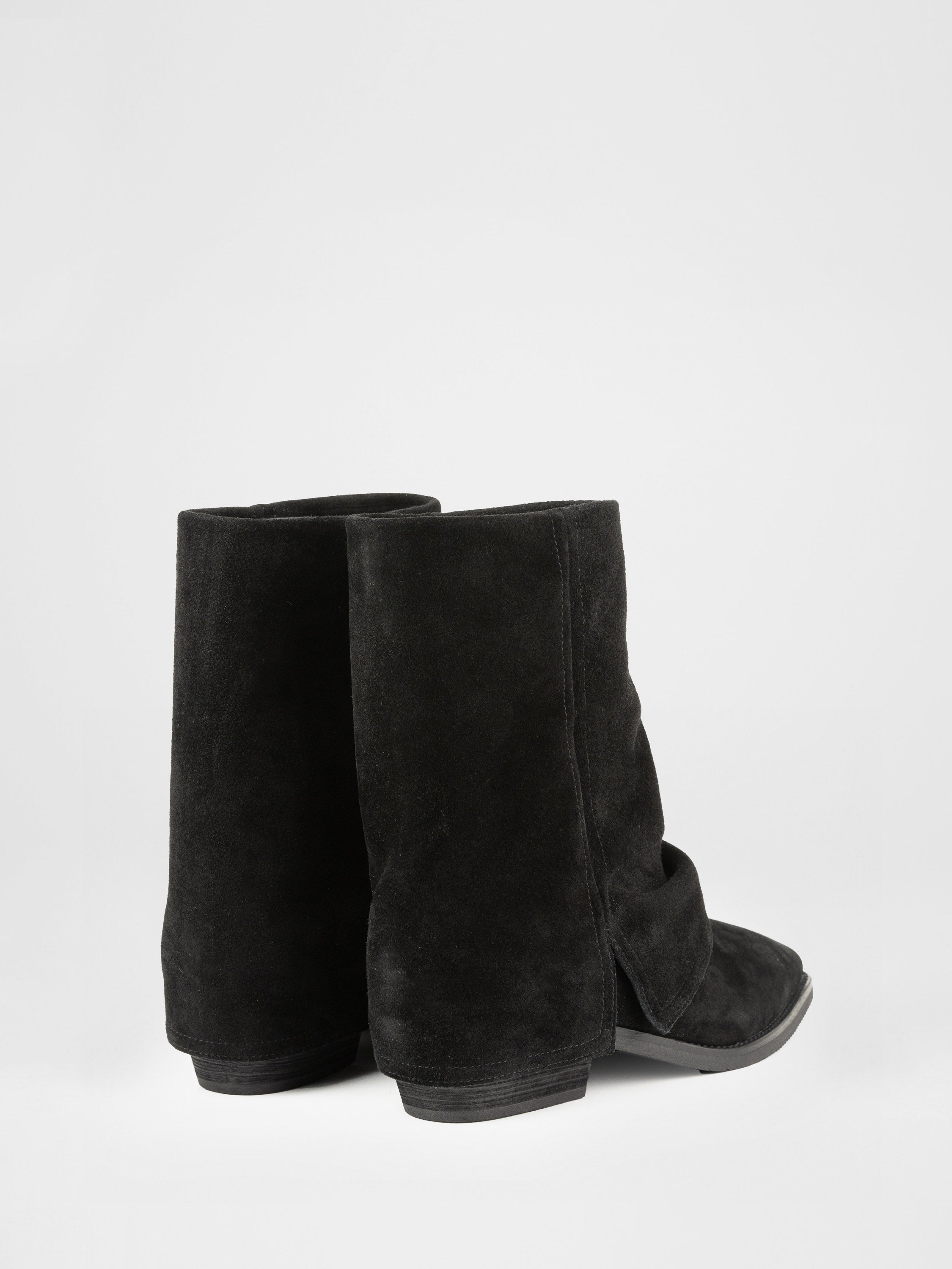 Замшеві ковбойки у чорному кольорі