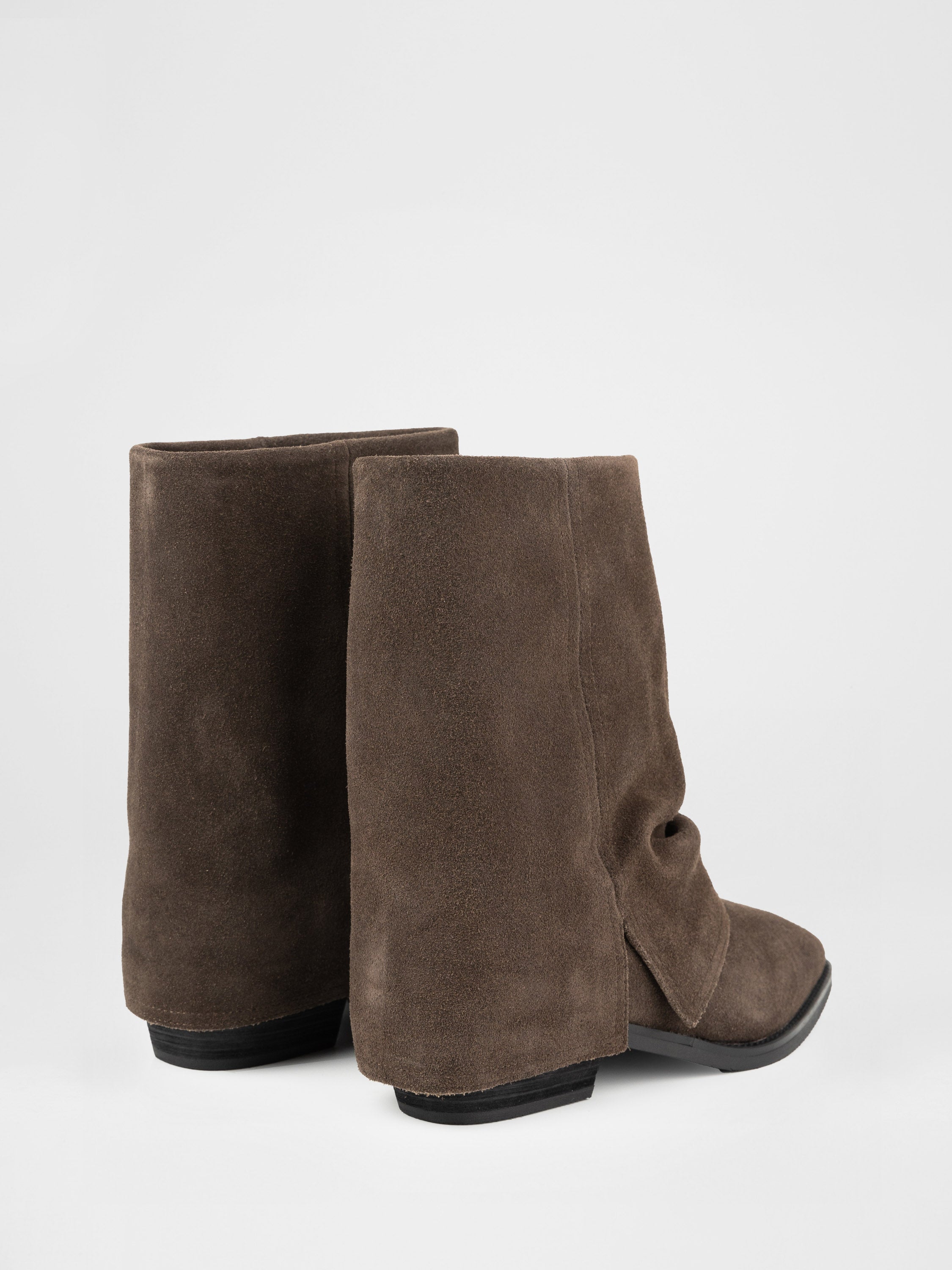 Замшеві ковбойки у коричневому кольорі