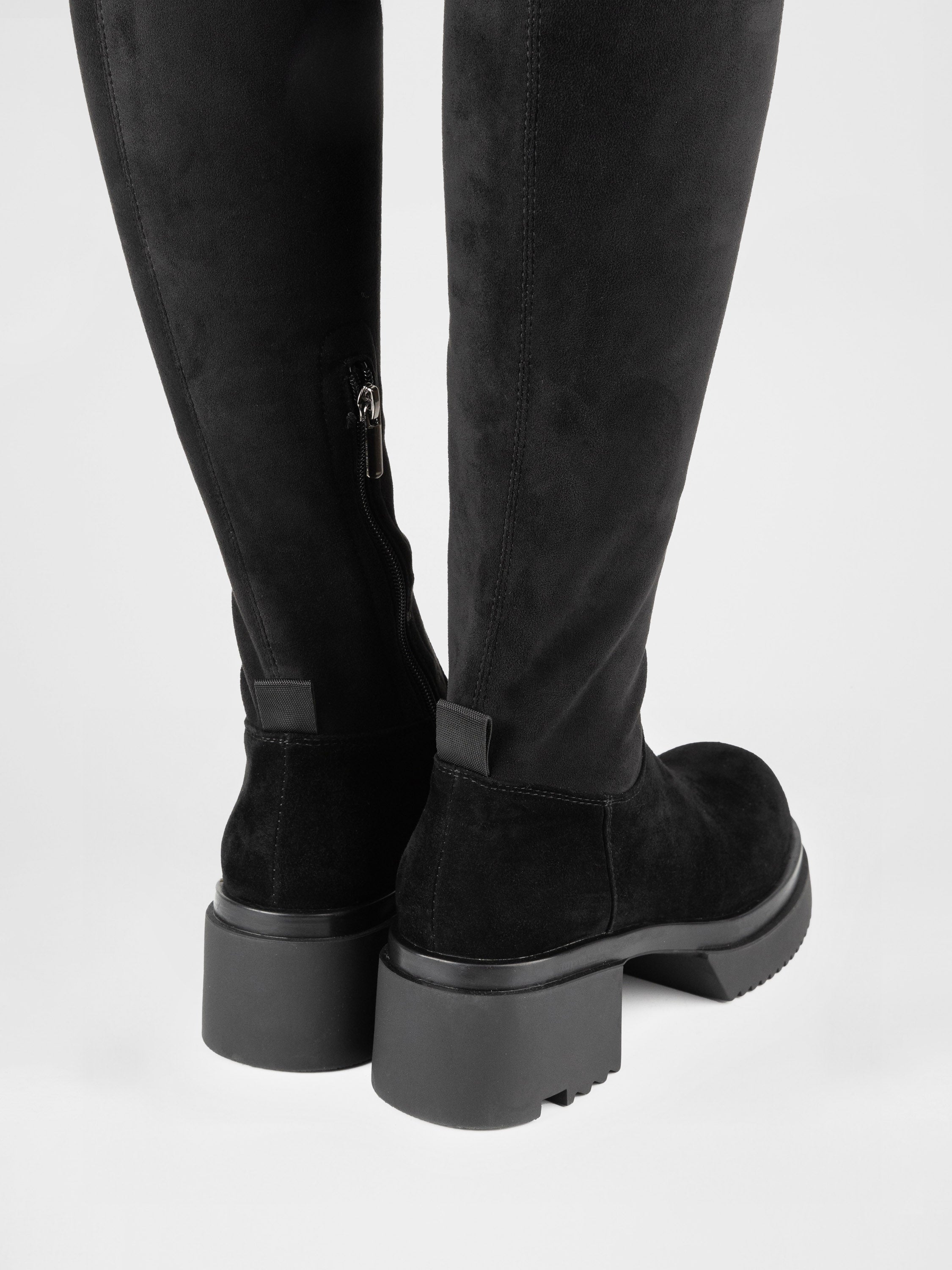 Замшеві ботфорти на тракторній підошві