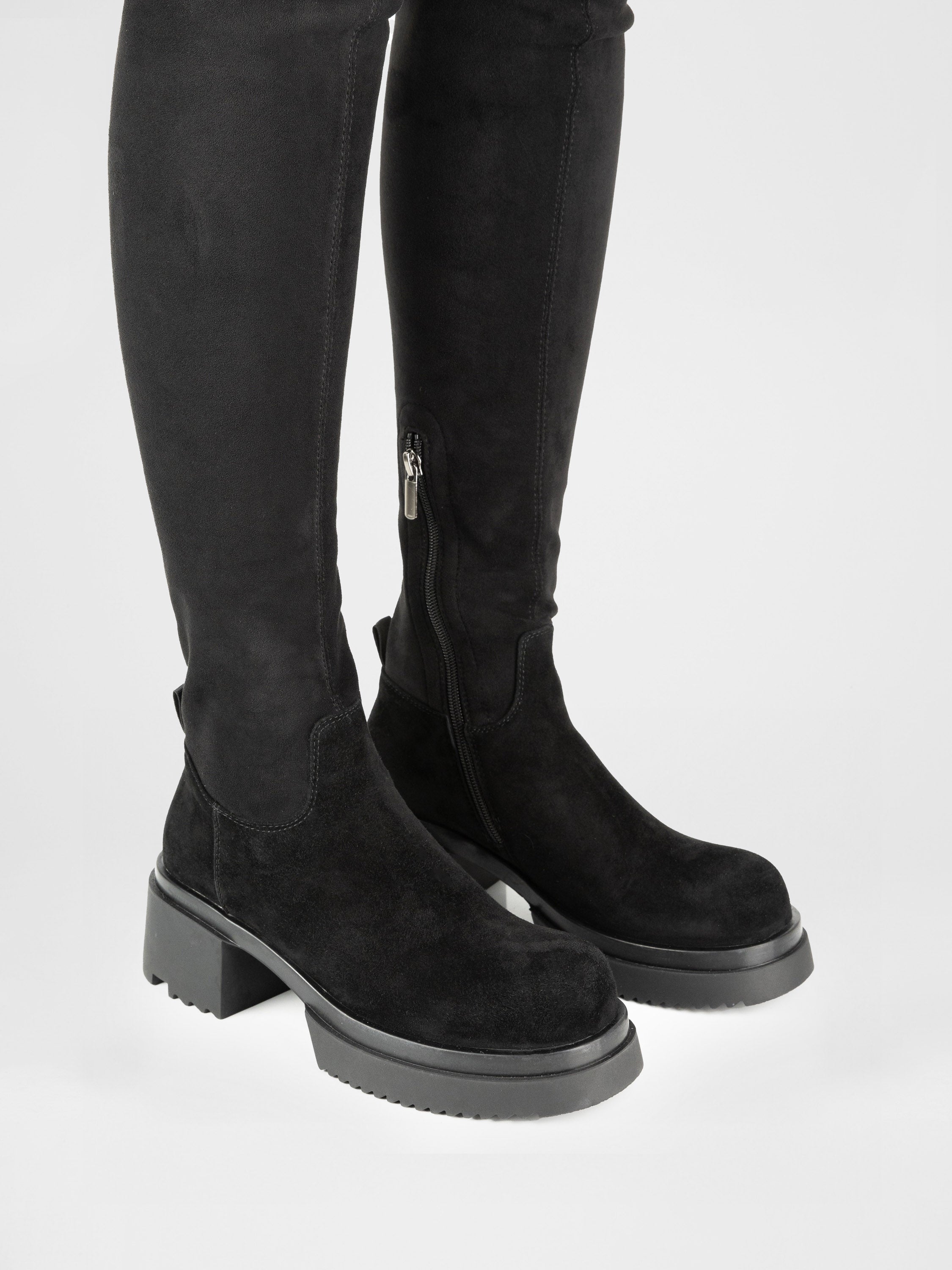 Замшеві ботфорти на тракторній підошві