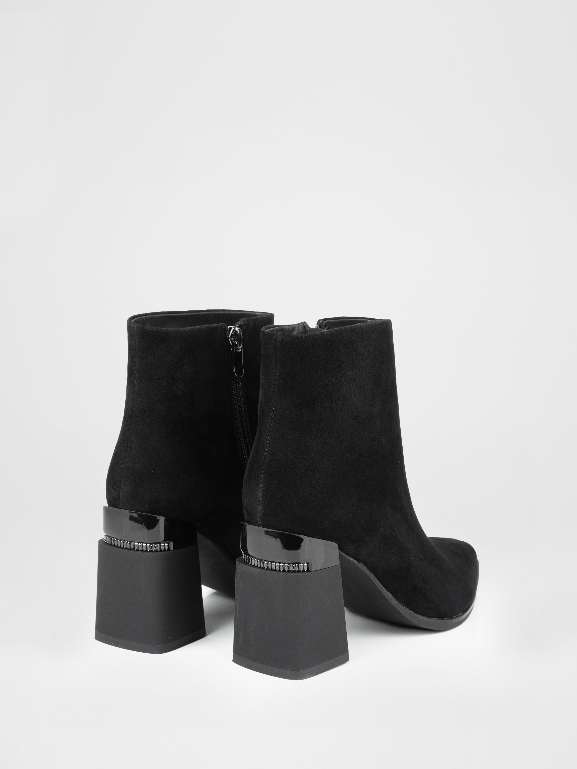 Замшеві ботильйони на стійких підборах у чорному кольорі