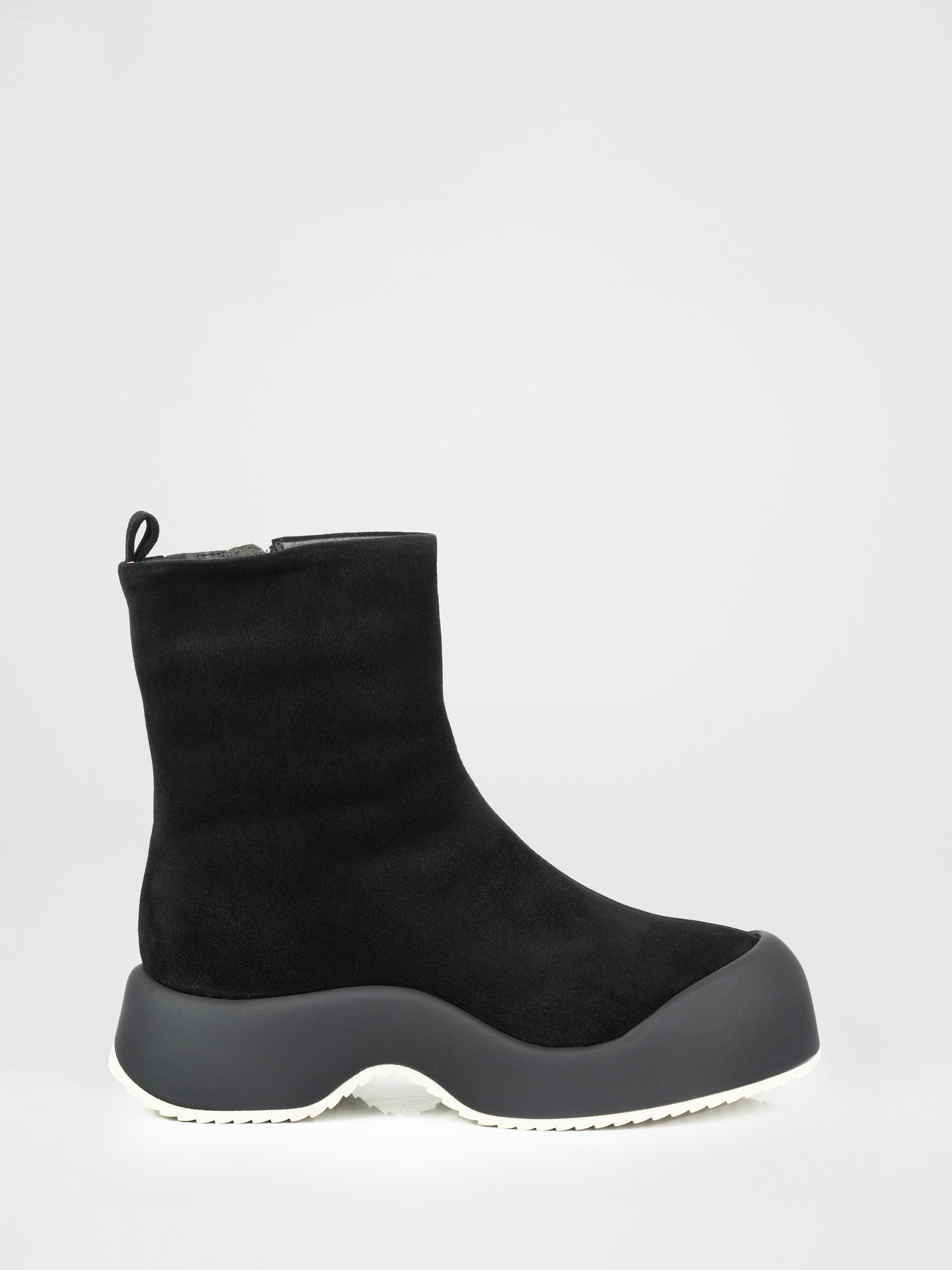 Зимові черевики у чорному кольорі