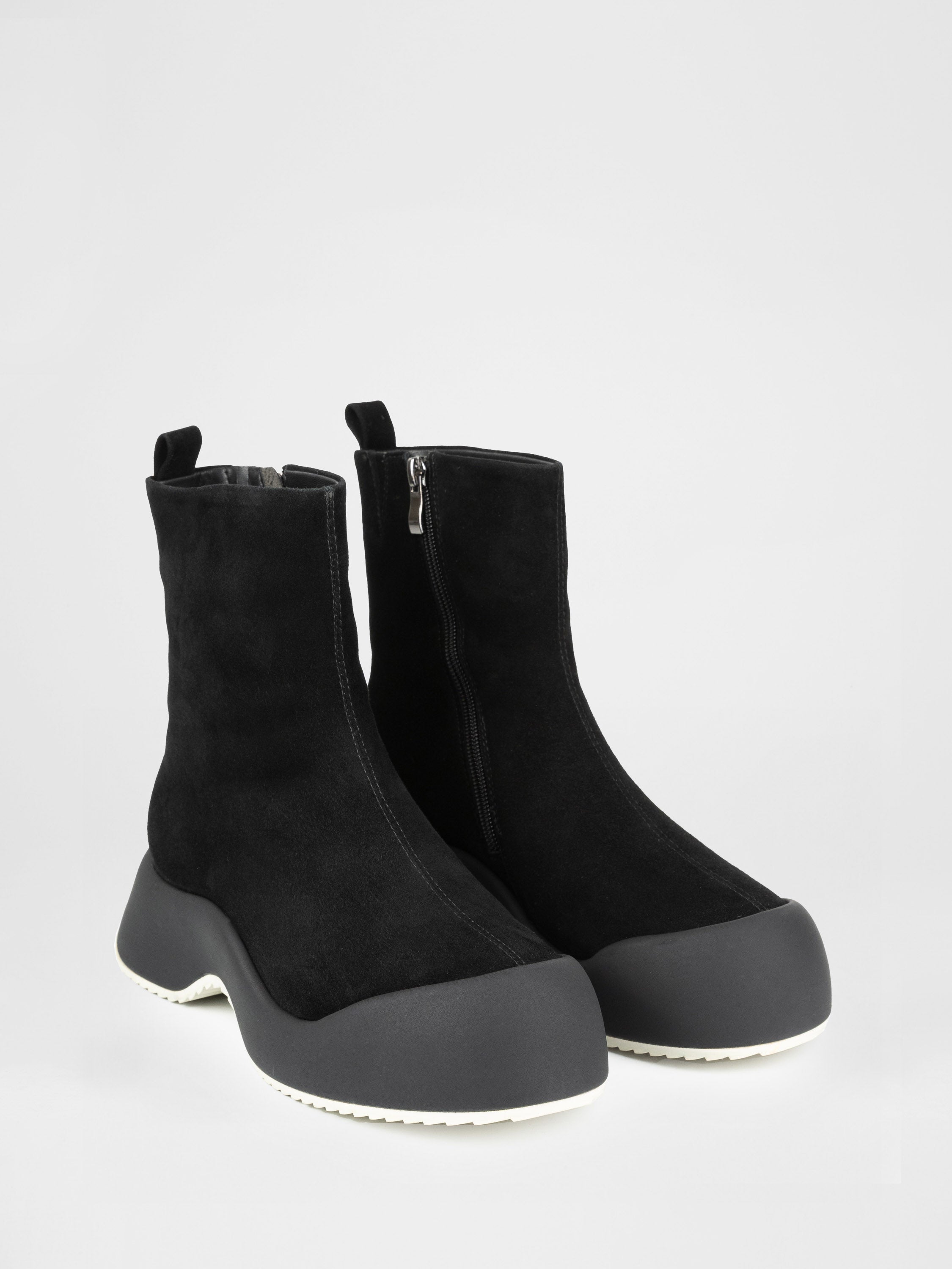 Зимові черевики у чорному кольорі