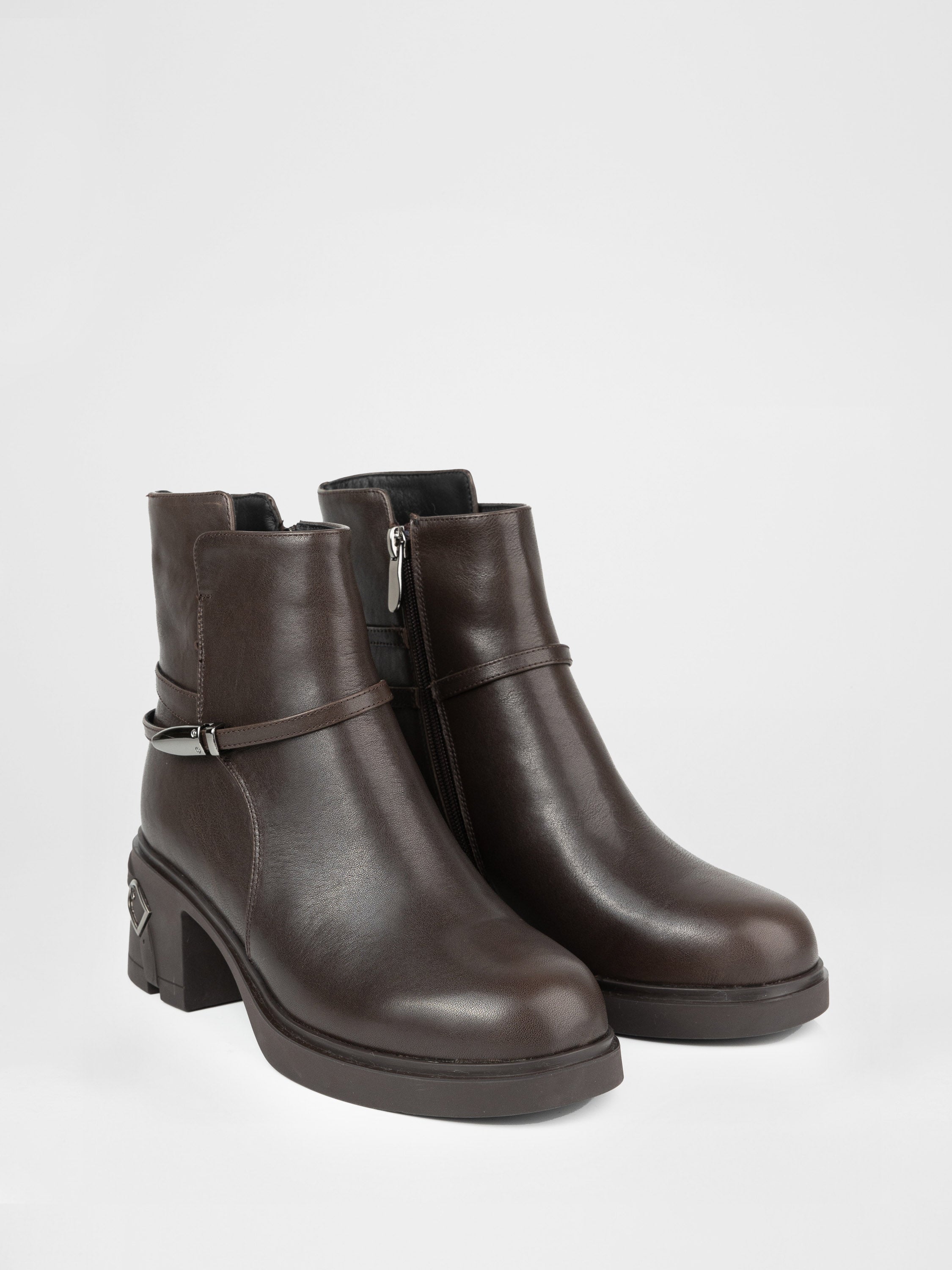 Шкіряні черевики на масивних підборах у коричневому кольорі