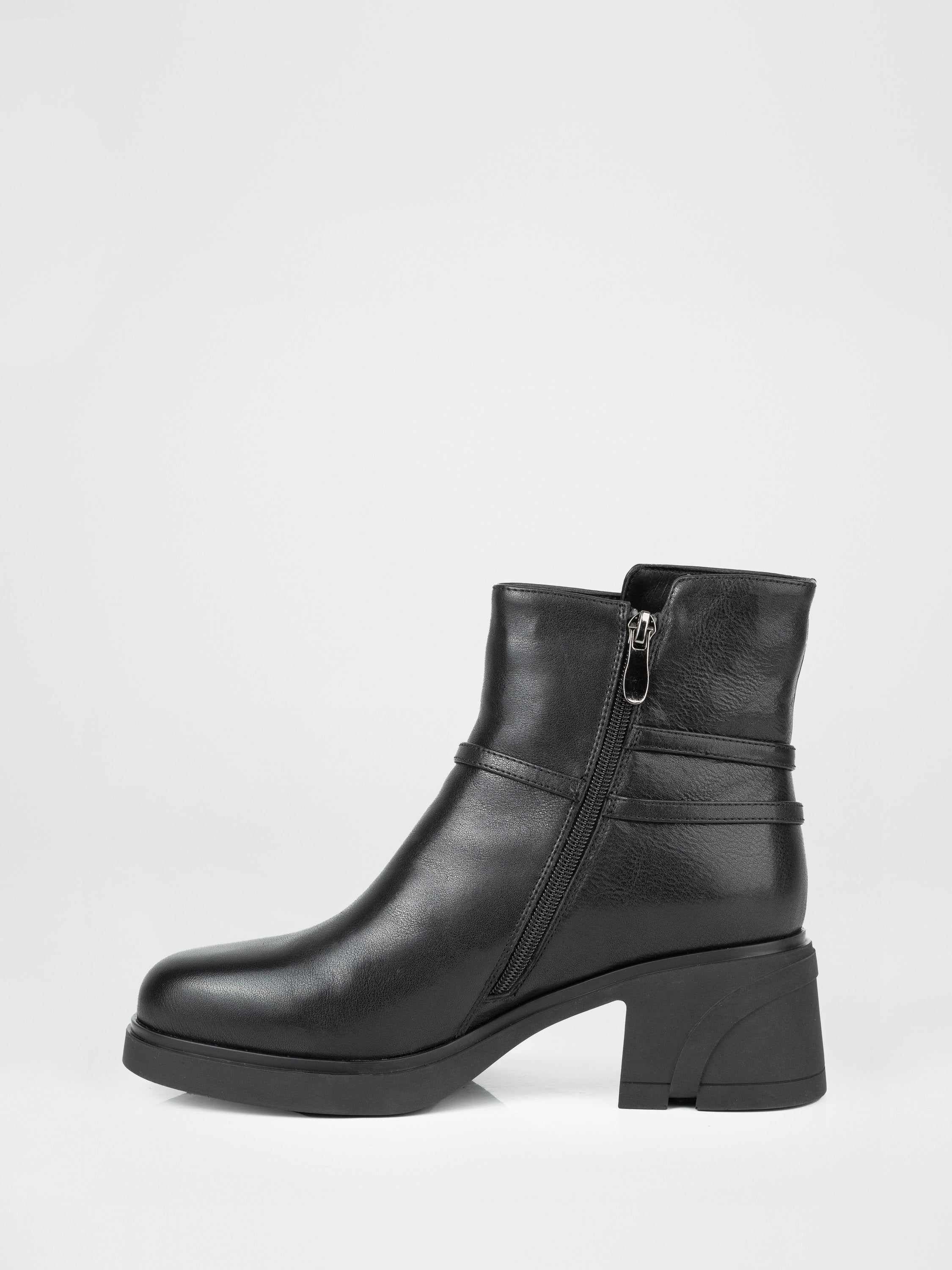 Шкіряні черевики на масивних підборах у чорному кольорі