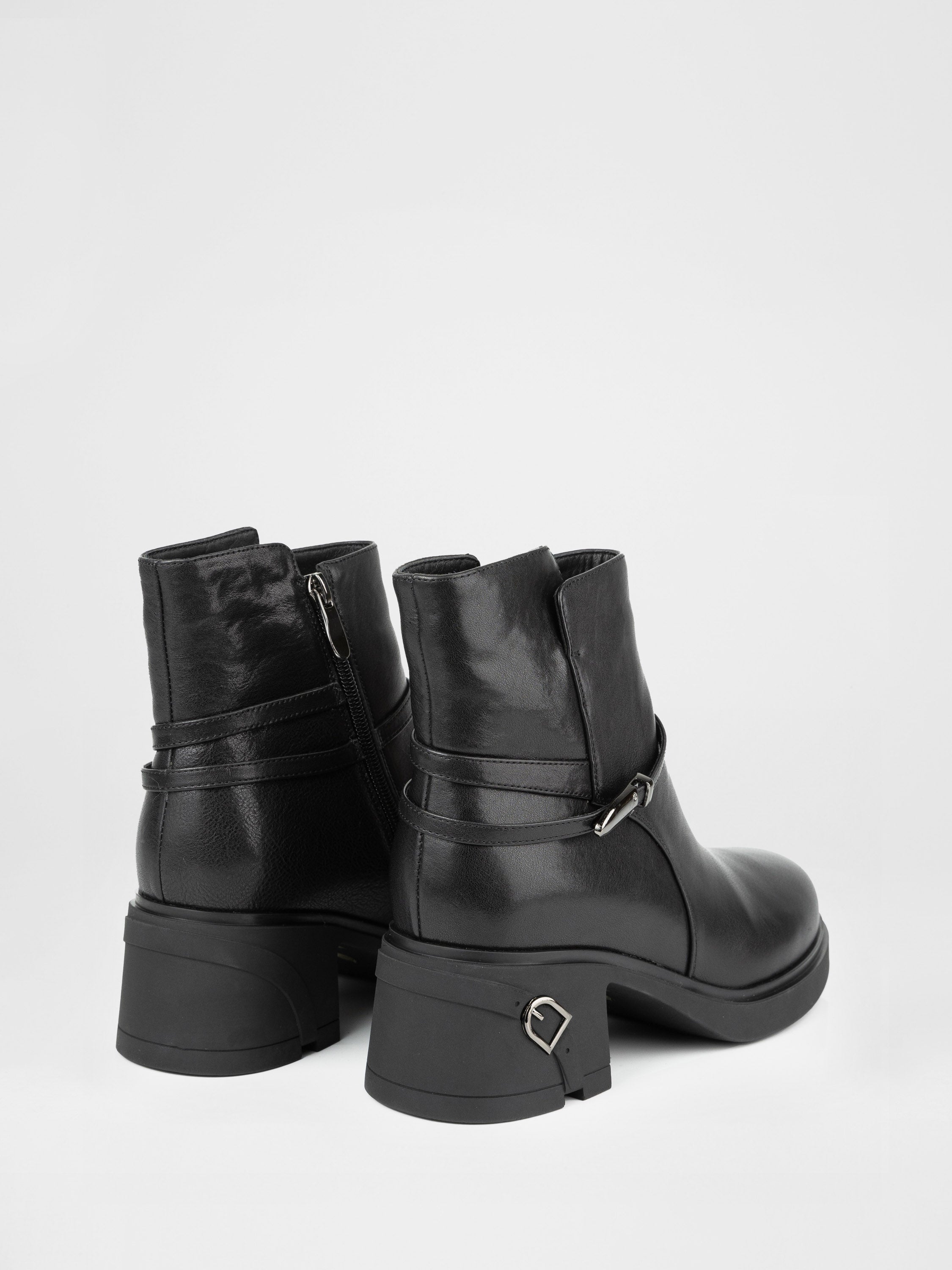 Шкіряні черевики на масивних підборах у чорному кольорі