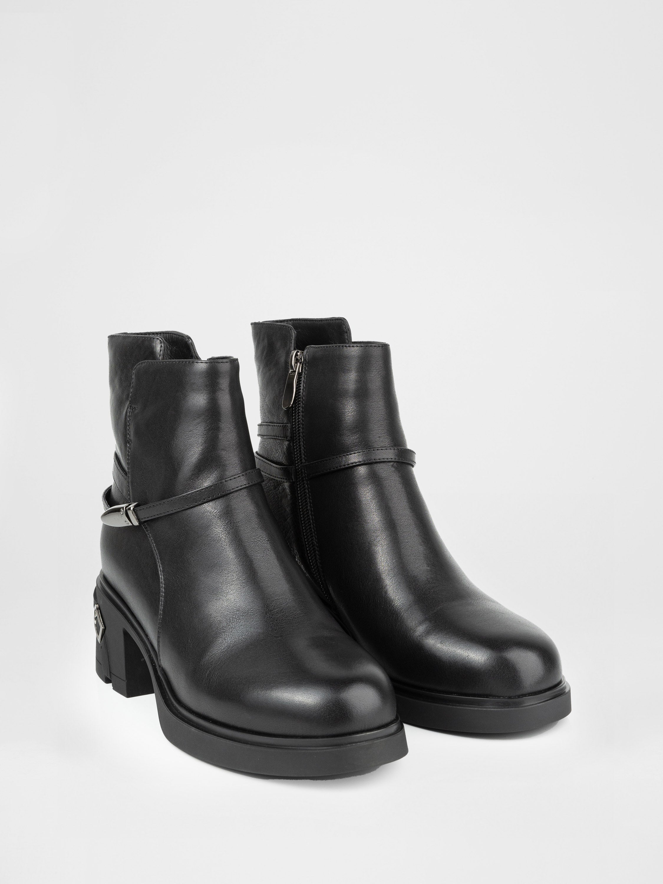 Шкіряні черевики на масивних підборах у чорному кольорі