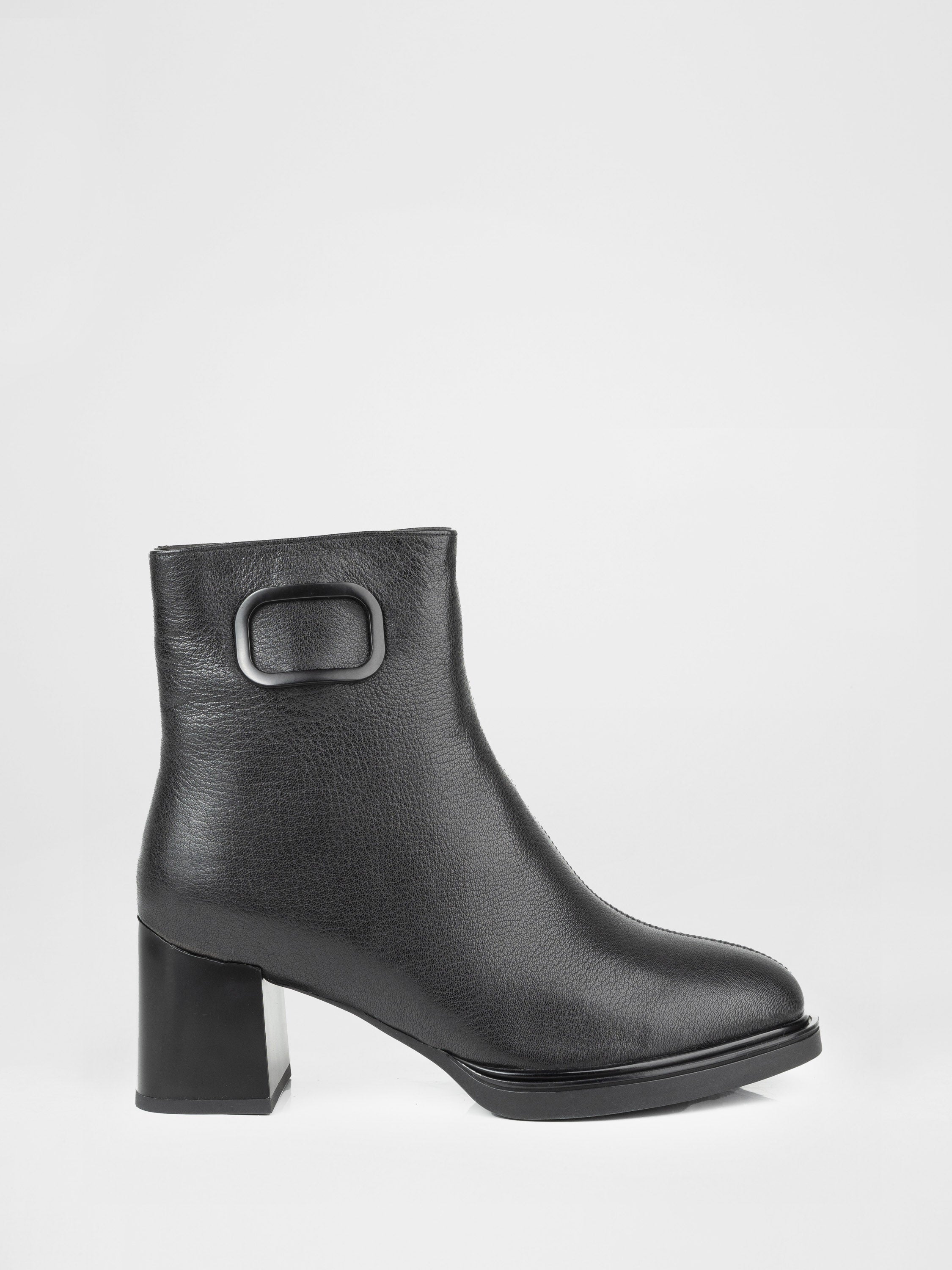 Черевики на підборах у чорному кольорі