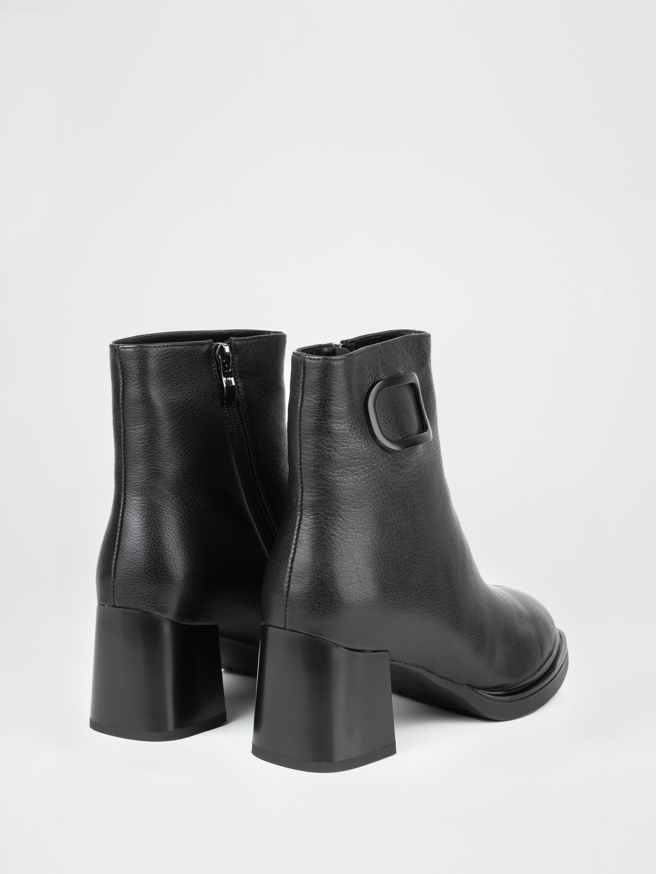 Черевики на підборах у чорному кольорі