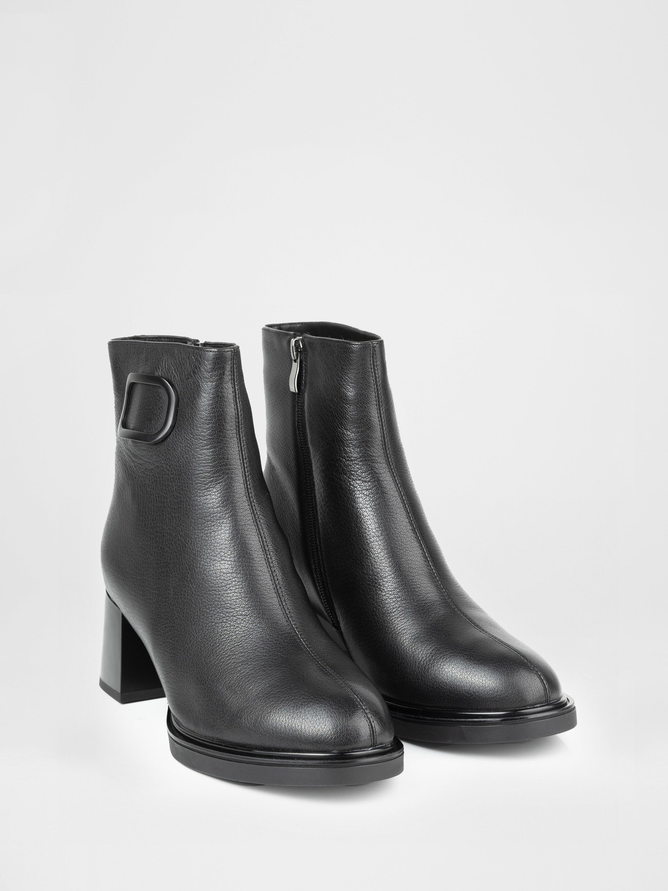 Черевики на підборах у чорному кольорі