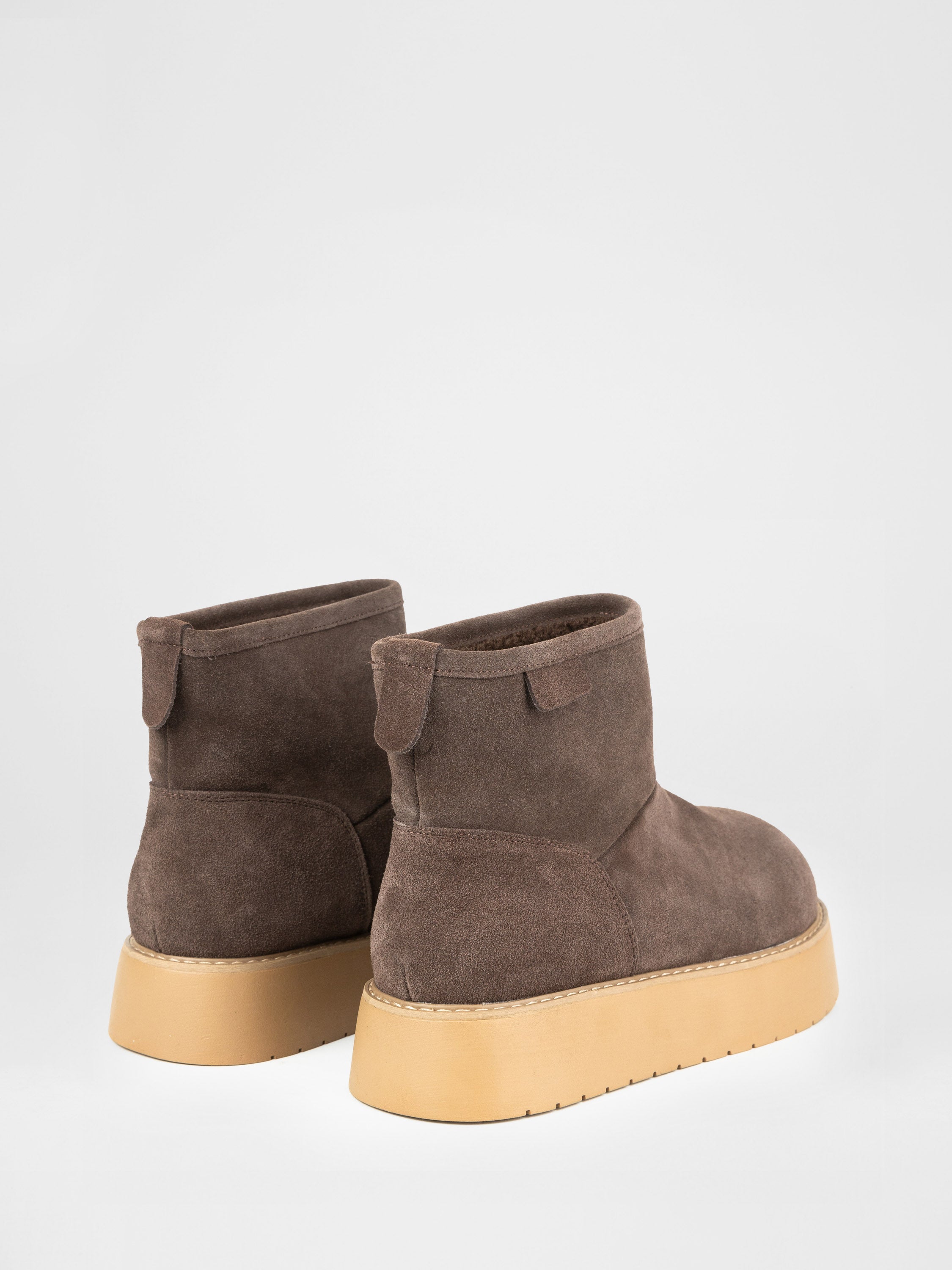 Замшеві Уггі у коричневому кольорі