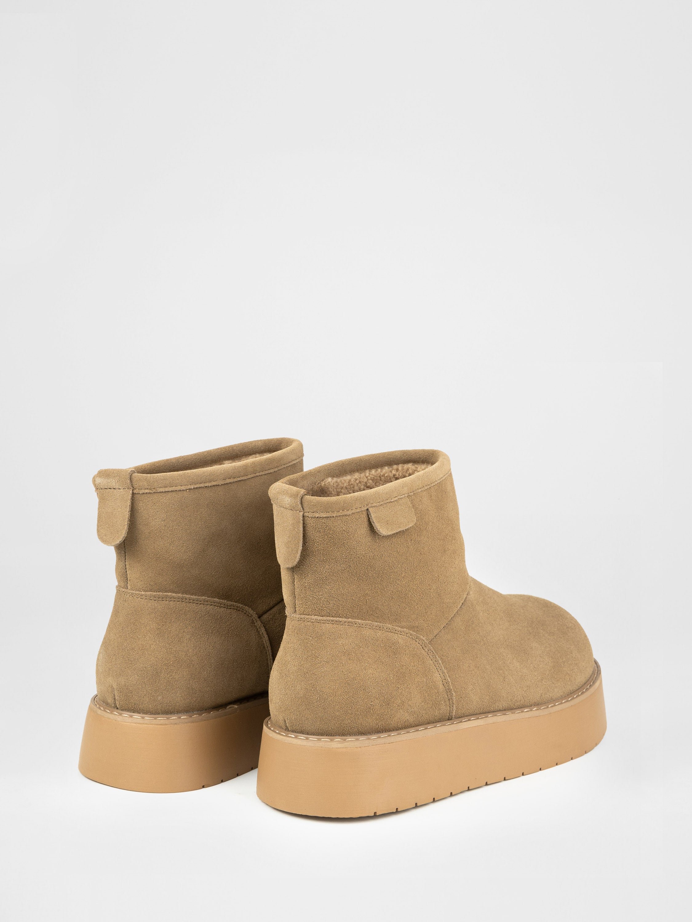 Замшеві Уггі у хакі кольорі