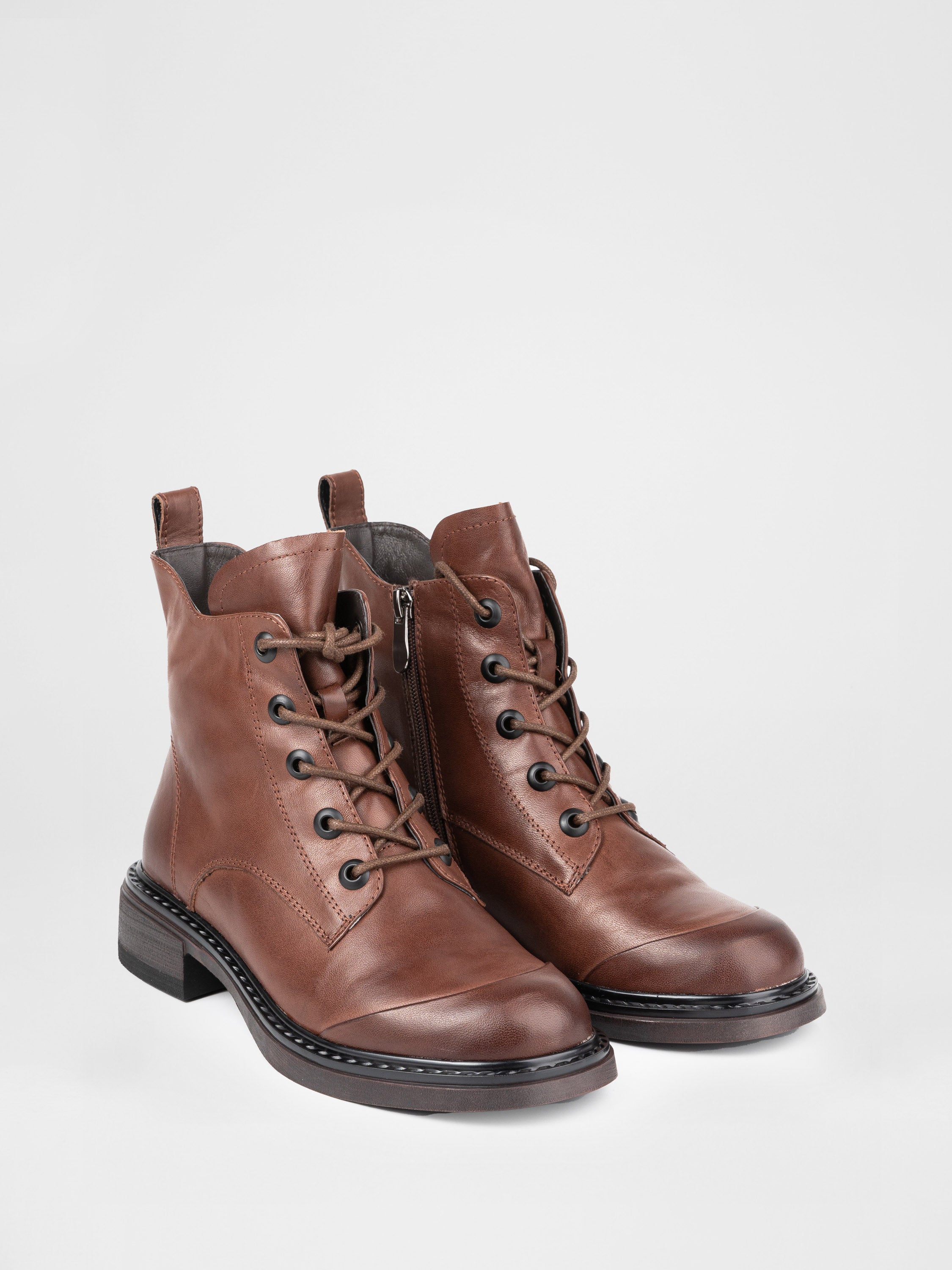 Шкіряні черевики на шнурівці у коричневому кольорі