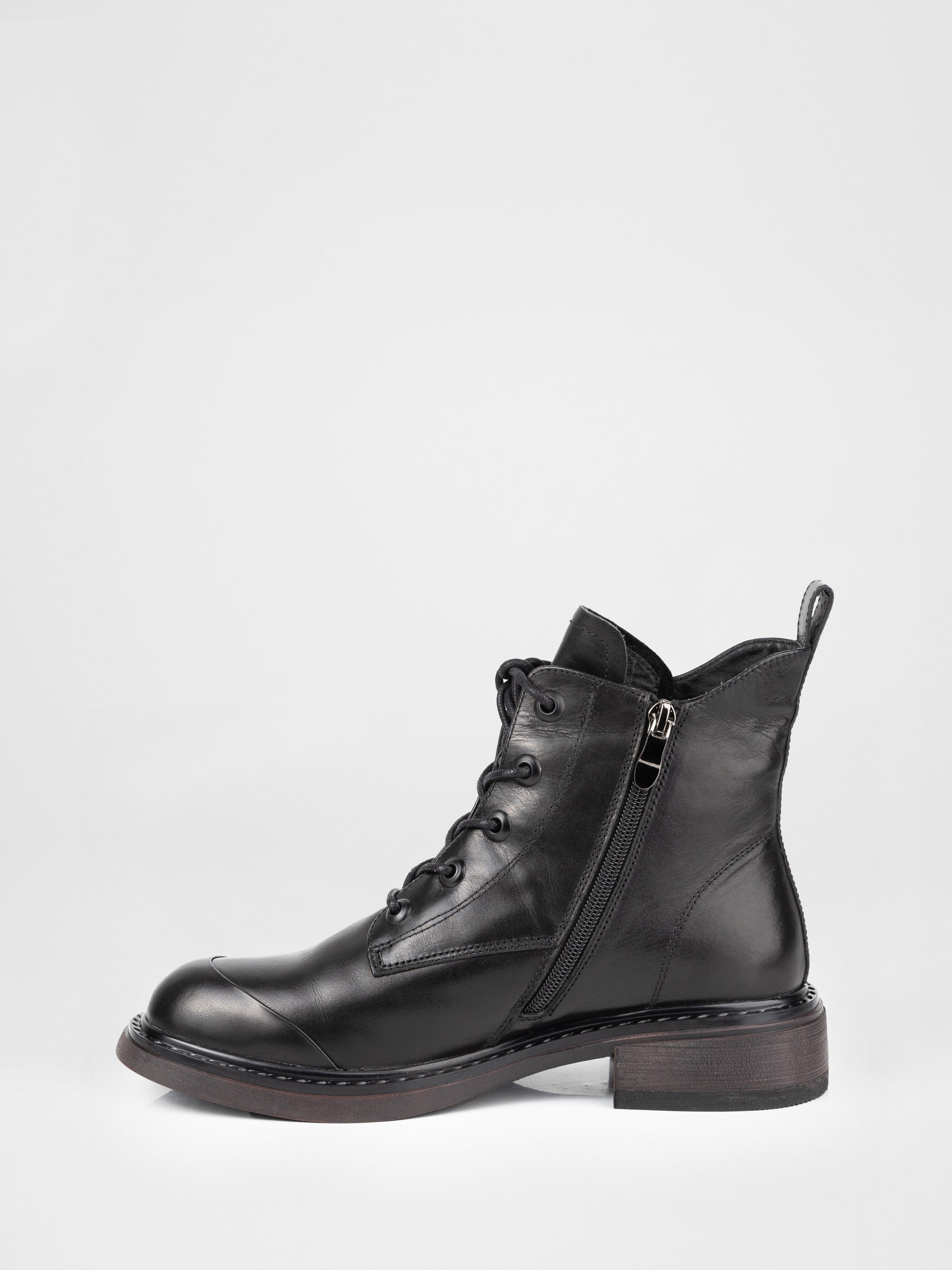 Шкіряні черевики на шнурівці у чорному кольорі